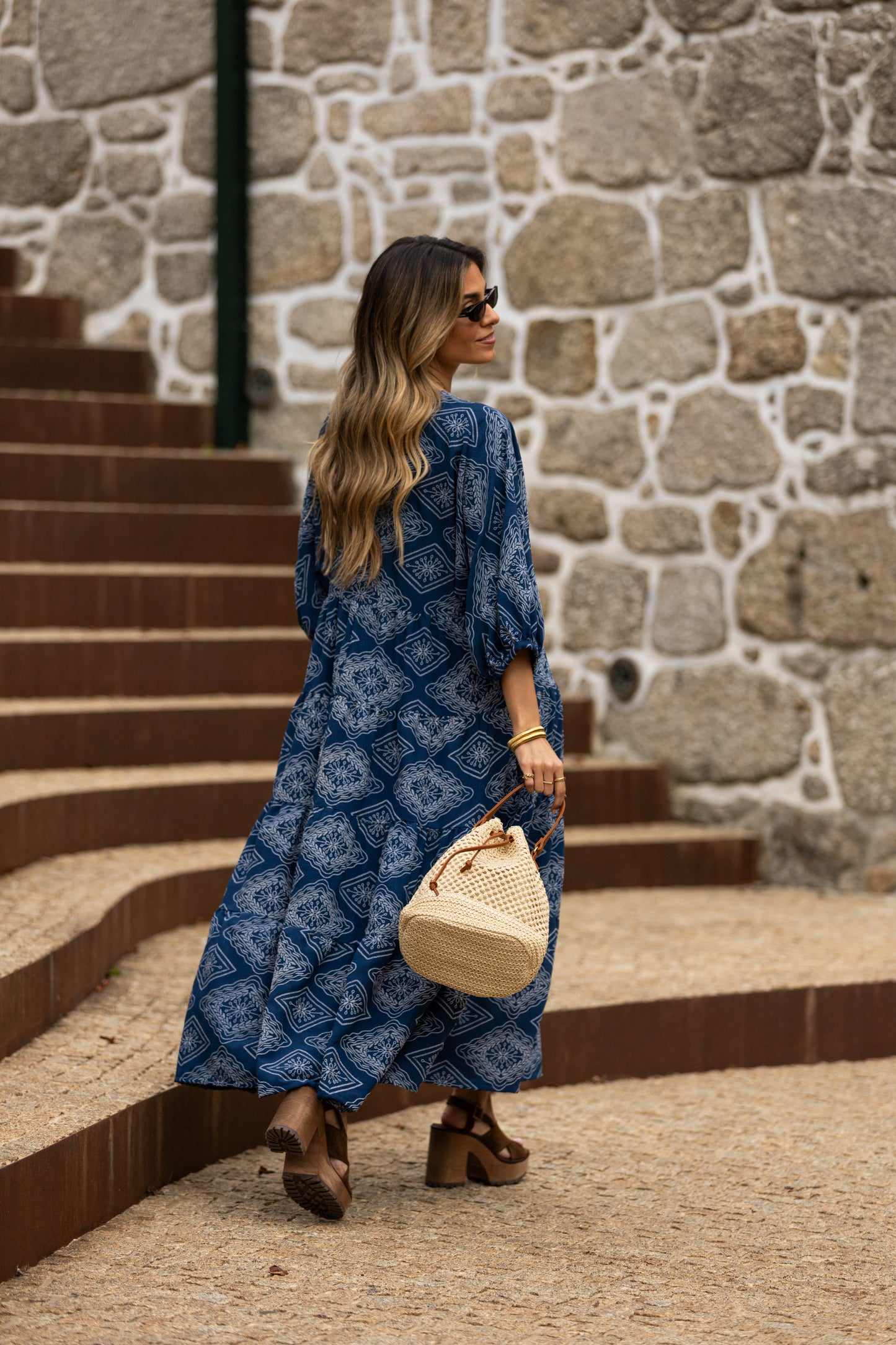 Vestido comprido com folhos