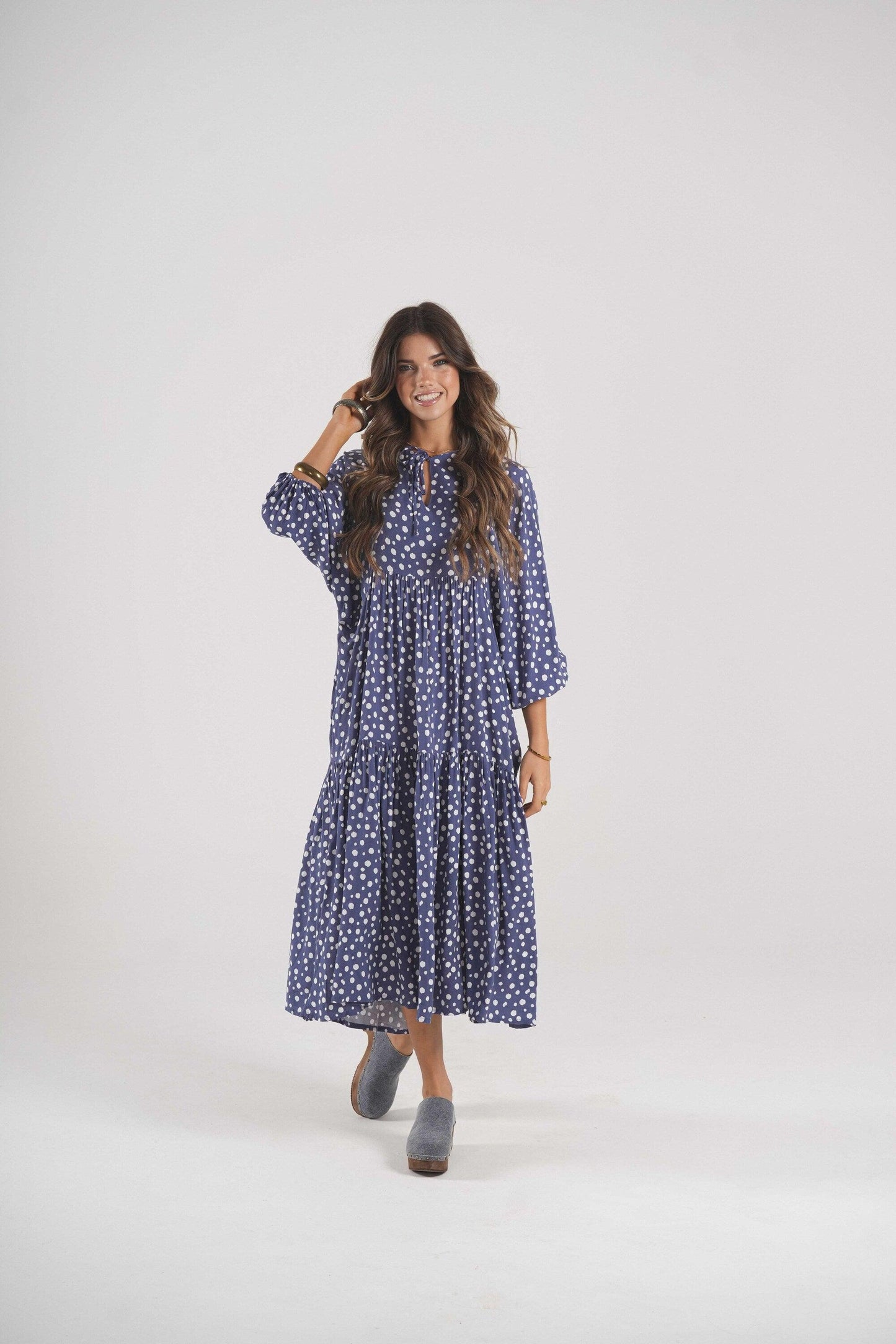 Vestido largo con estampado de lunares.