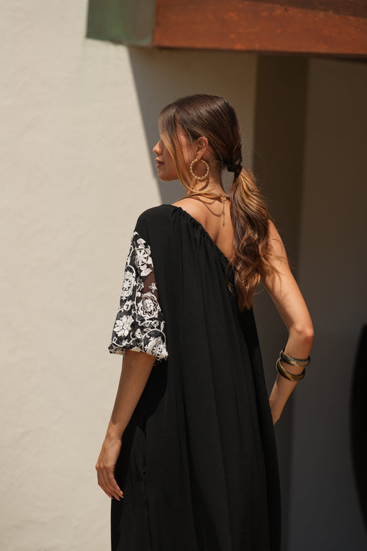 Vestido comprido preto com manga bordada