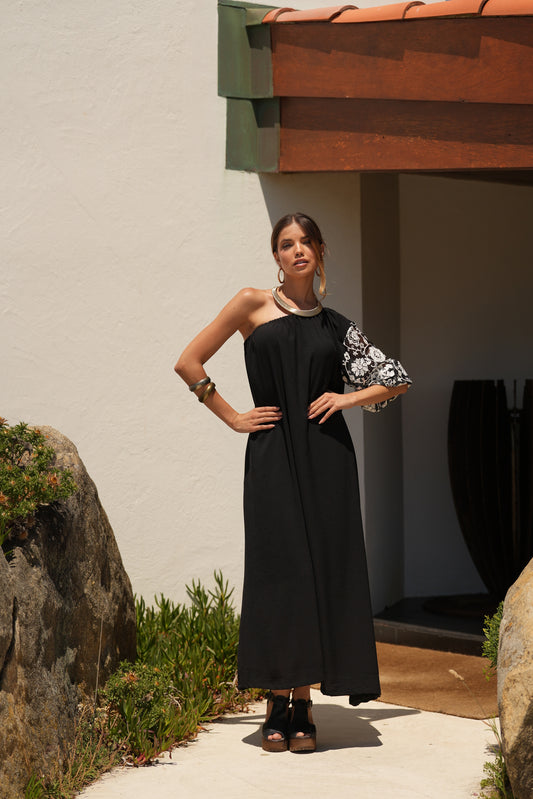 Vestido comprido preto com manga bordada