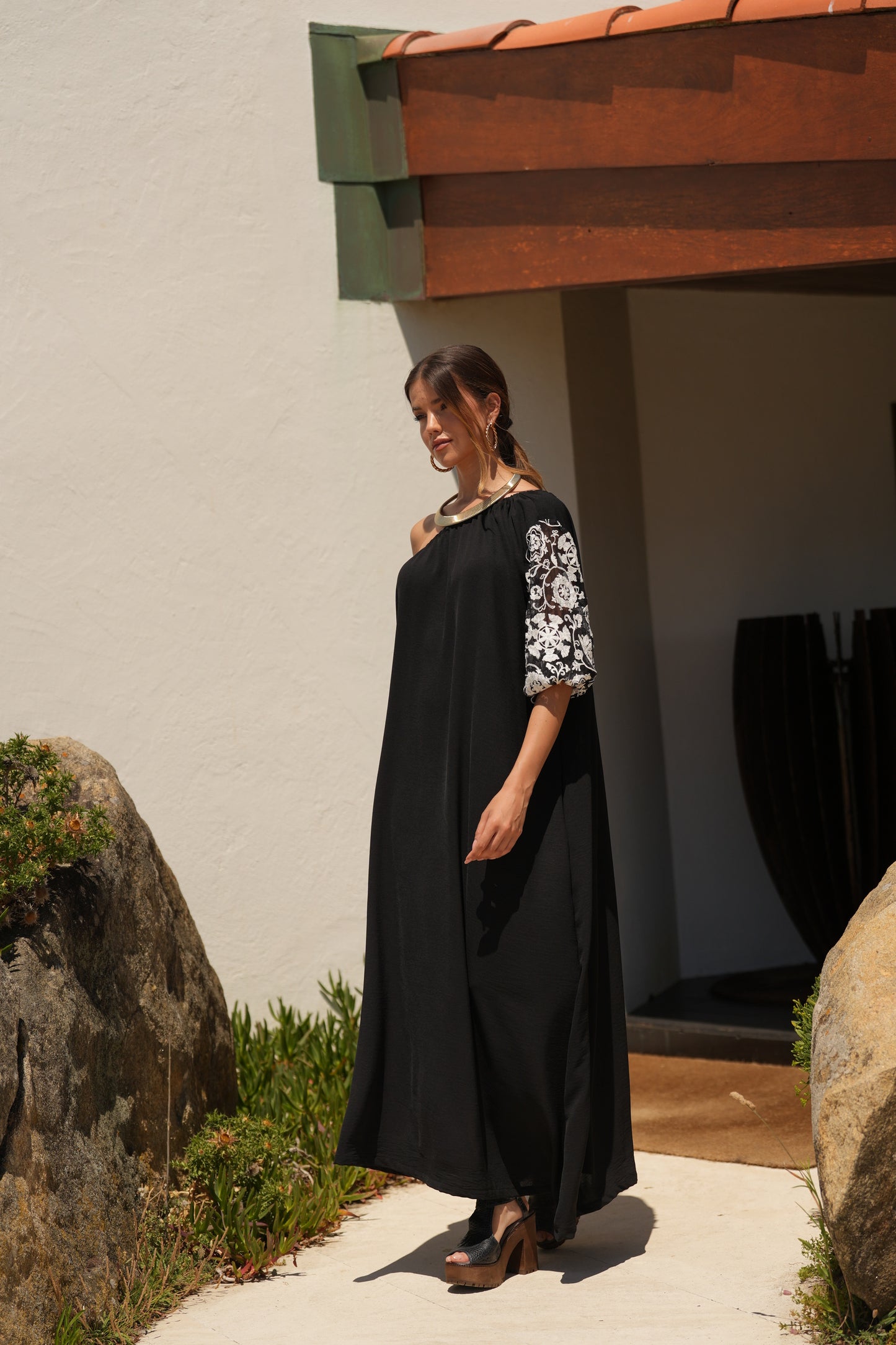 Vestido comprido preto com manga bordada