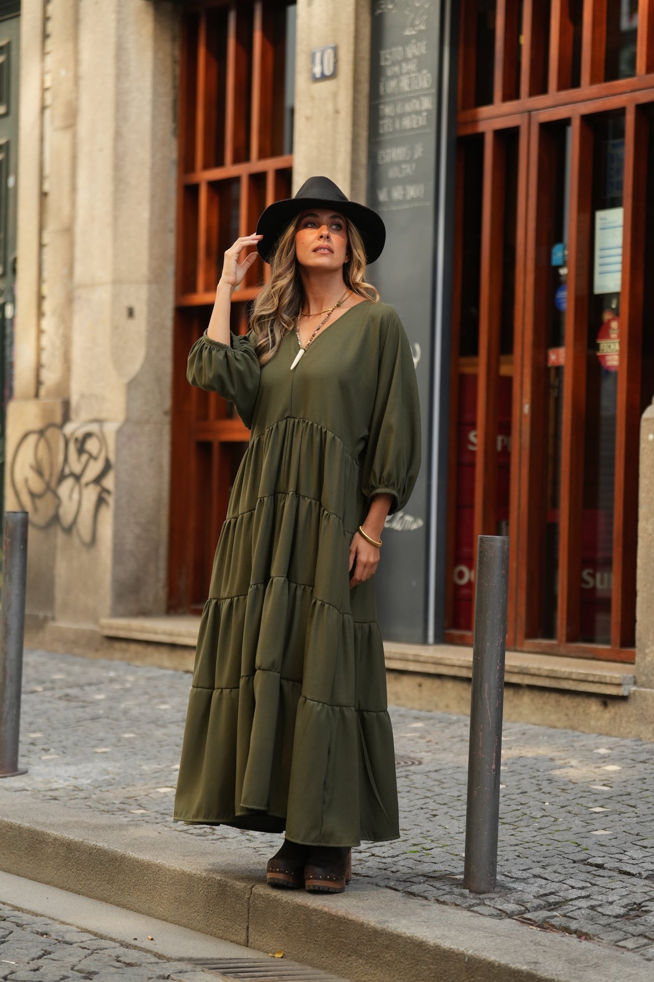 Vestido comprido com folhos