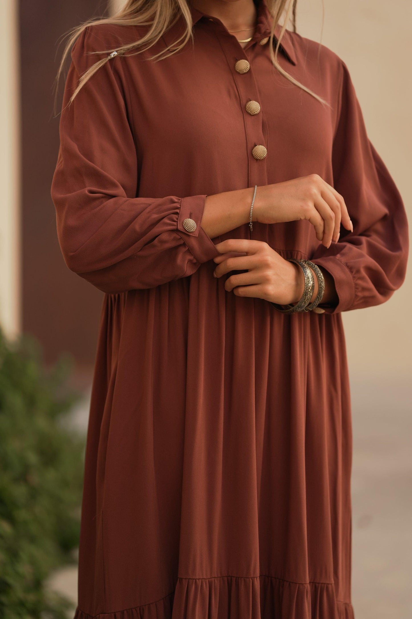 Vestido comprido com botões dourados