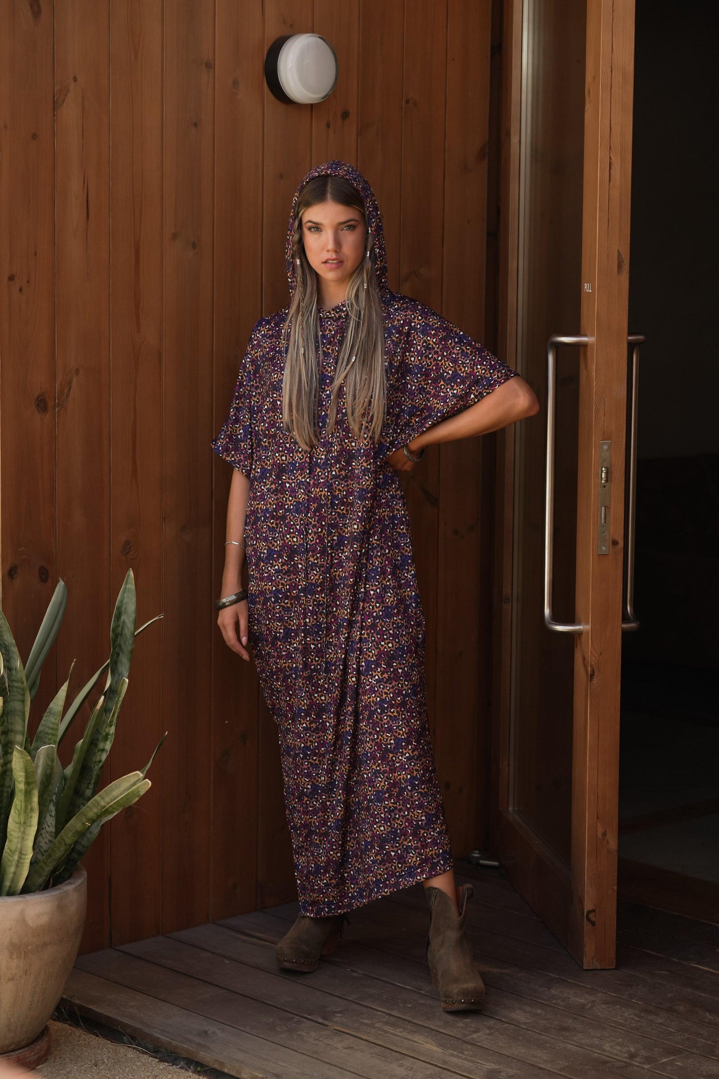 Vestido estampado com capuz