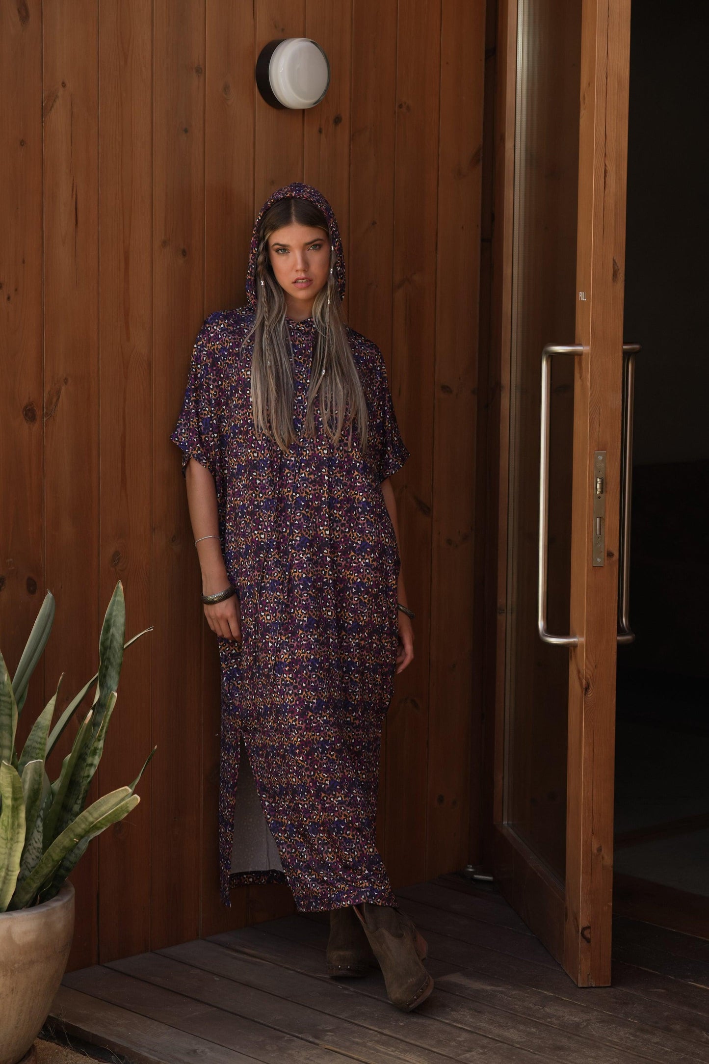 Vestido estampado com capuz