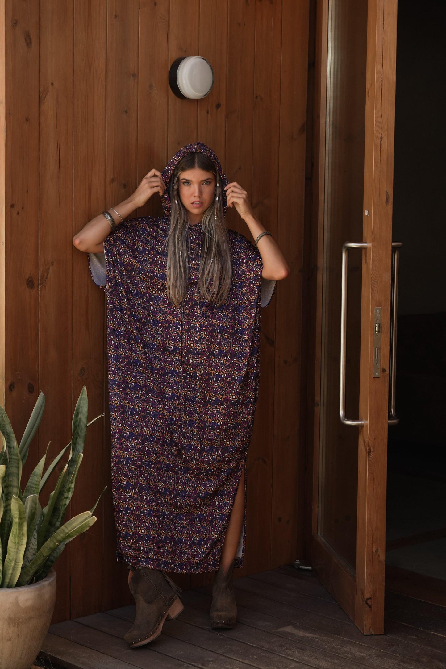 Vestido estampado com capuz