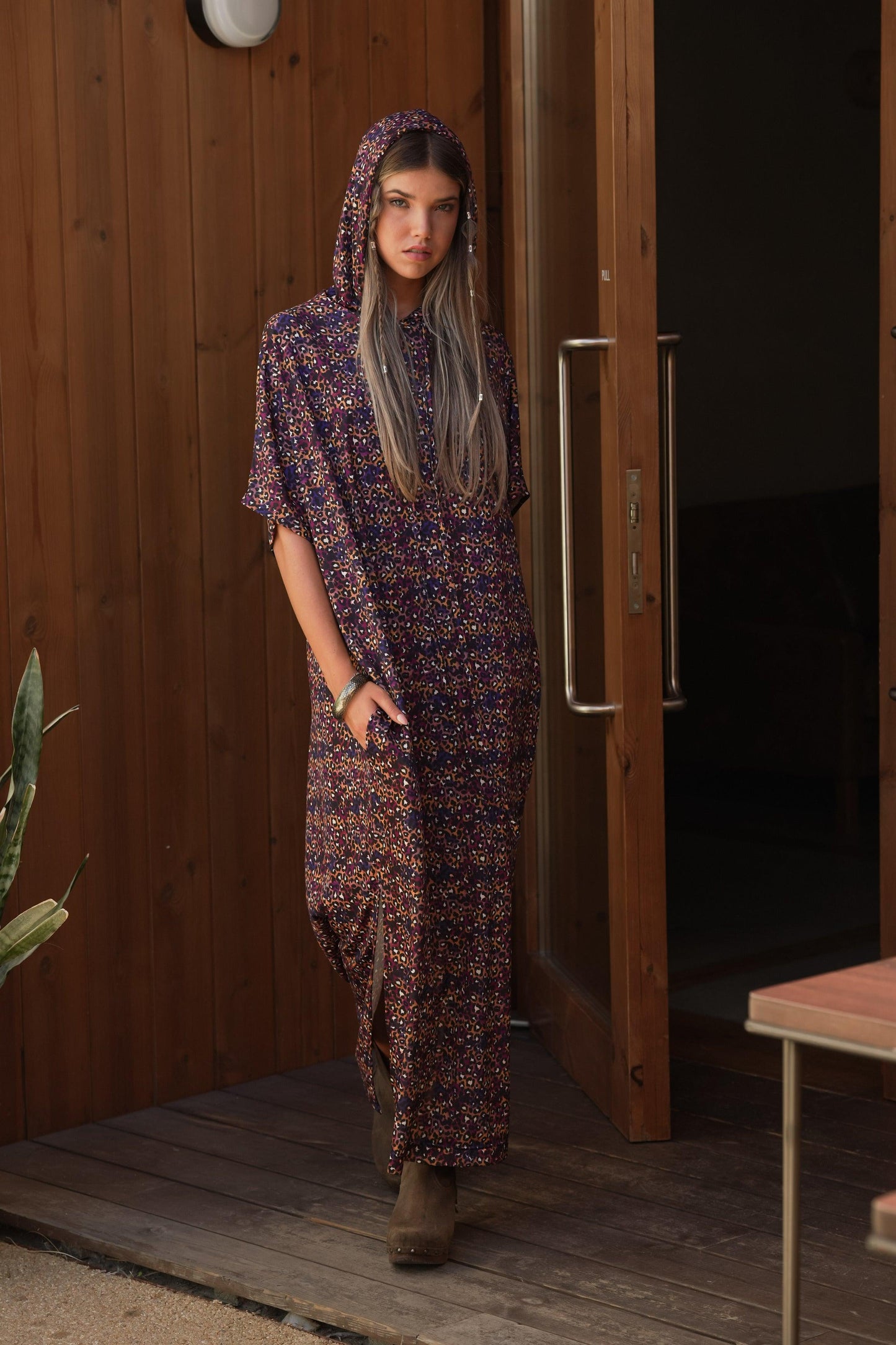 Vestido estampado com capuz