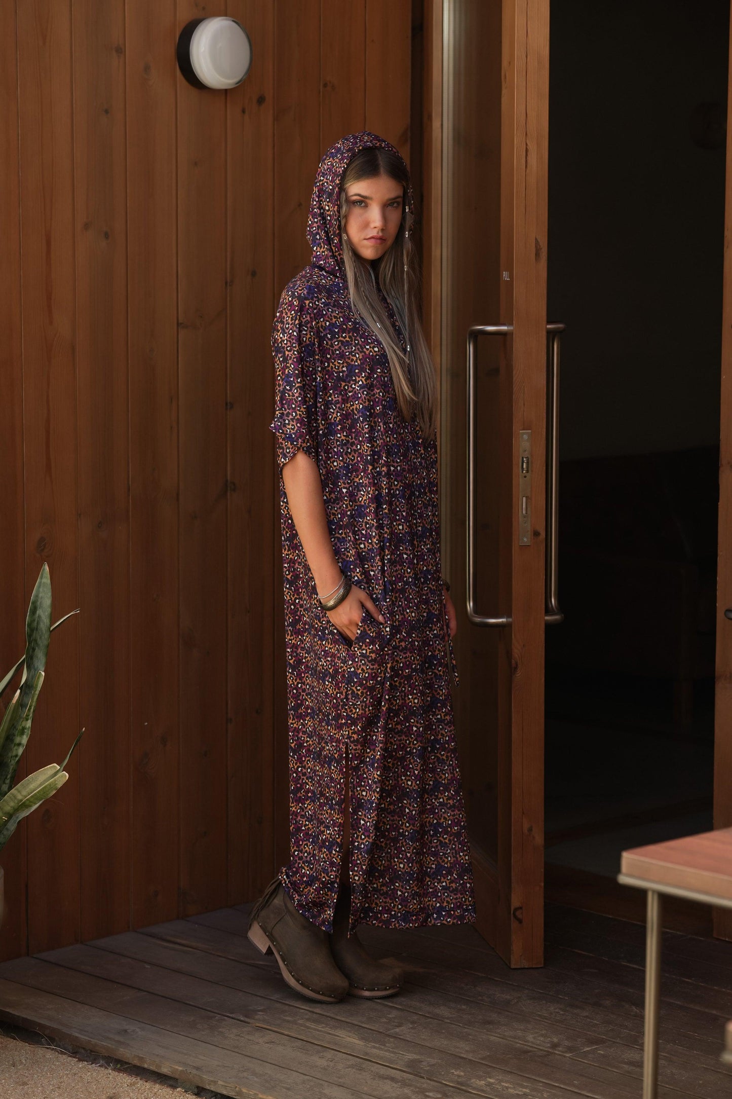 Vestido estampado com capuz