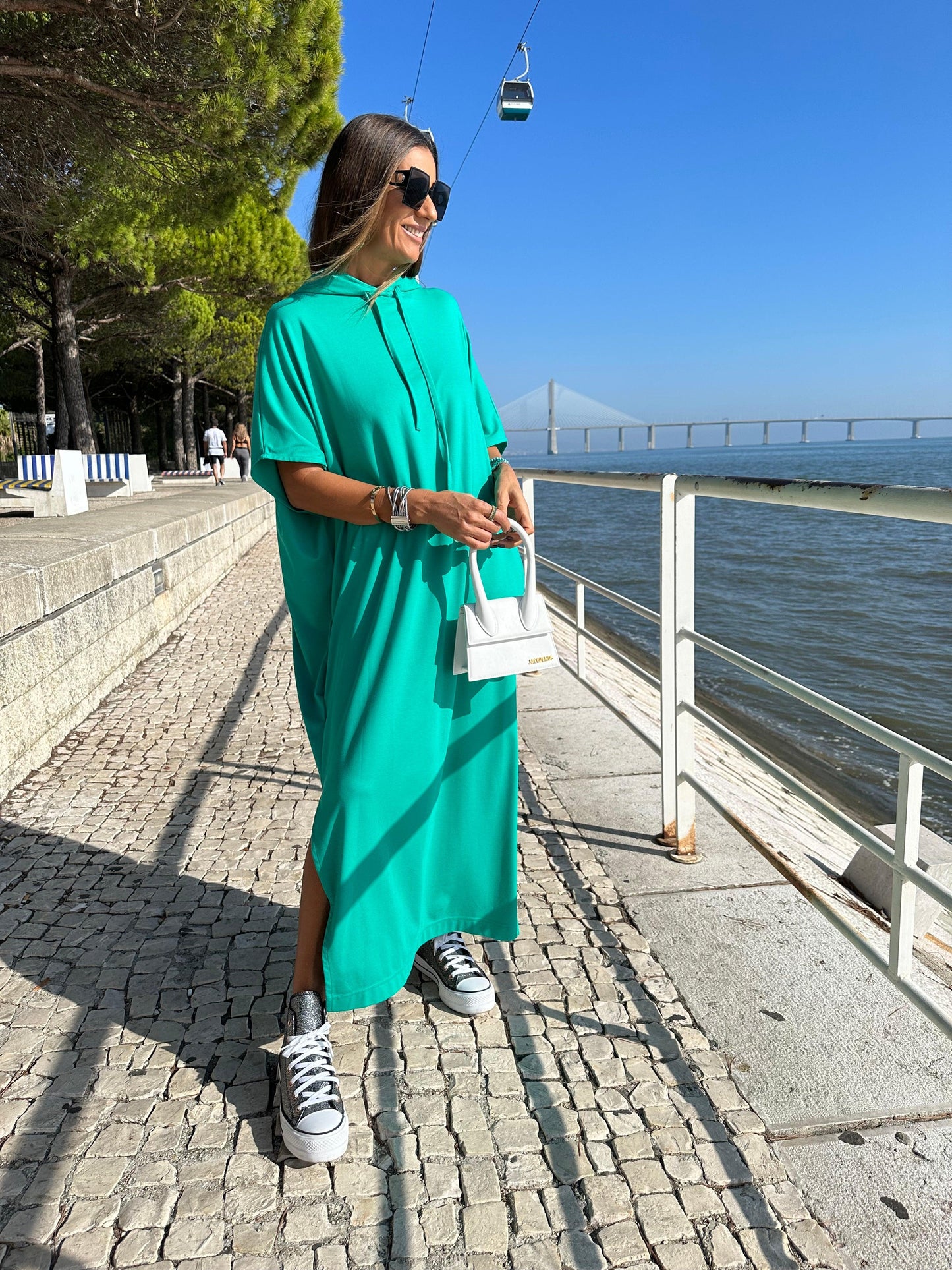 Vestido comprido com capuz