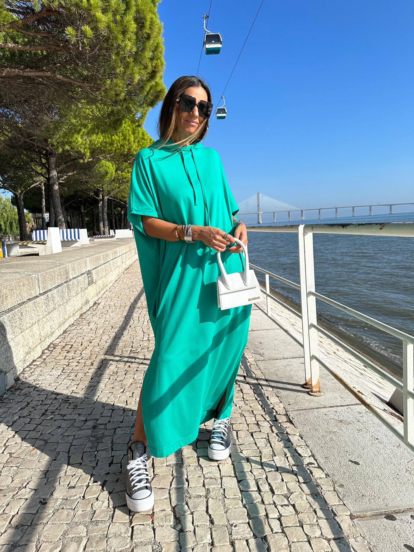 Vestido comprido com capuz