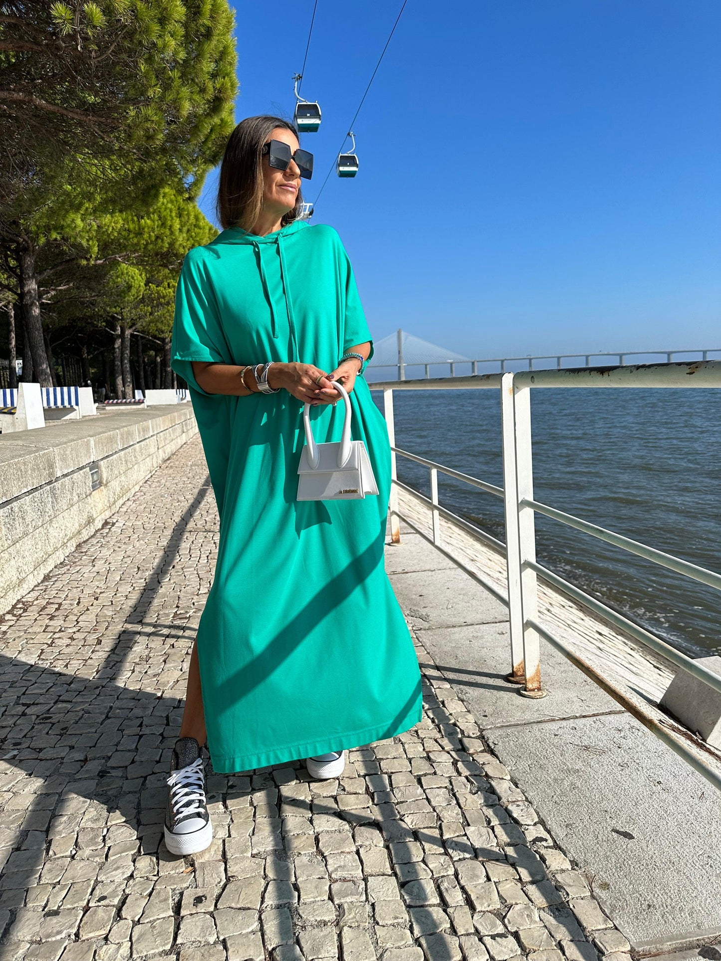 Vestido comprido com capuz
