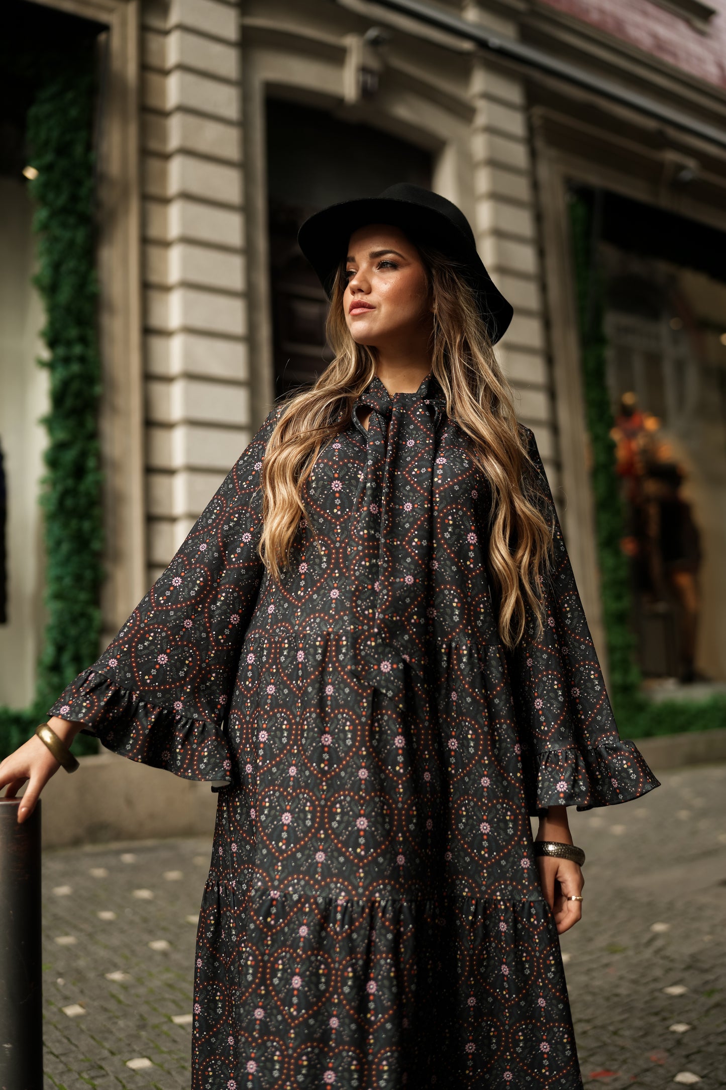 Vestido com laço no decote