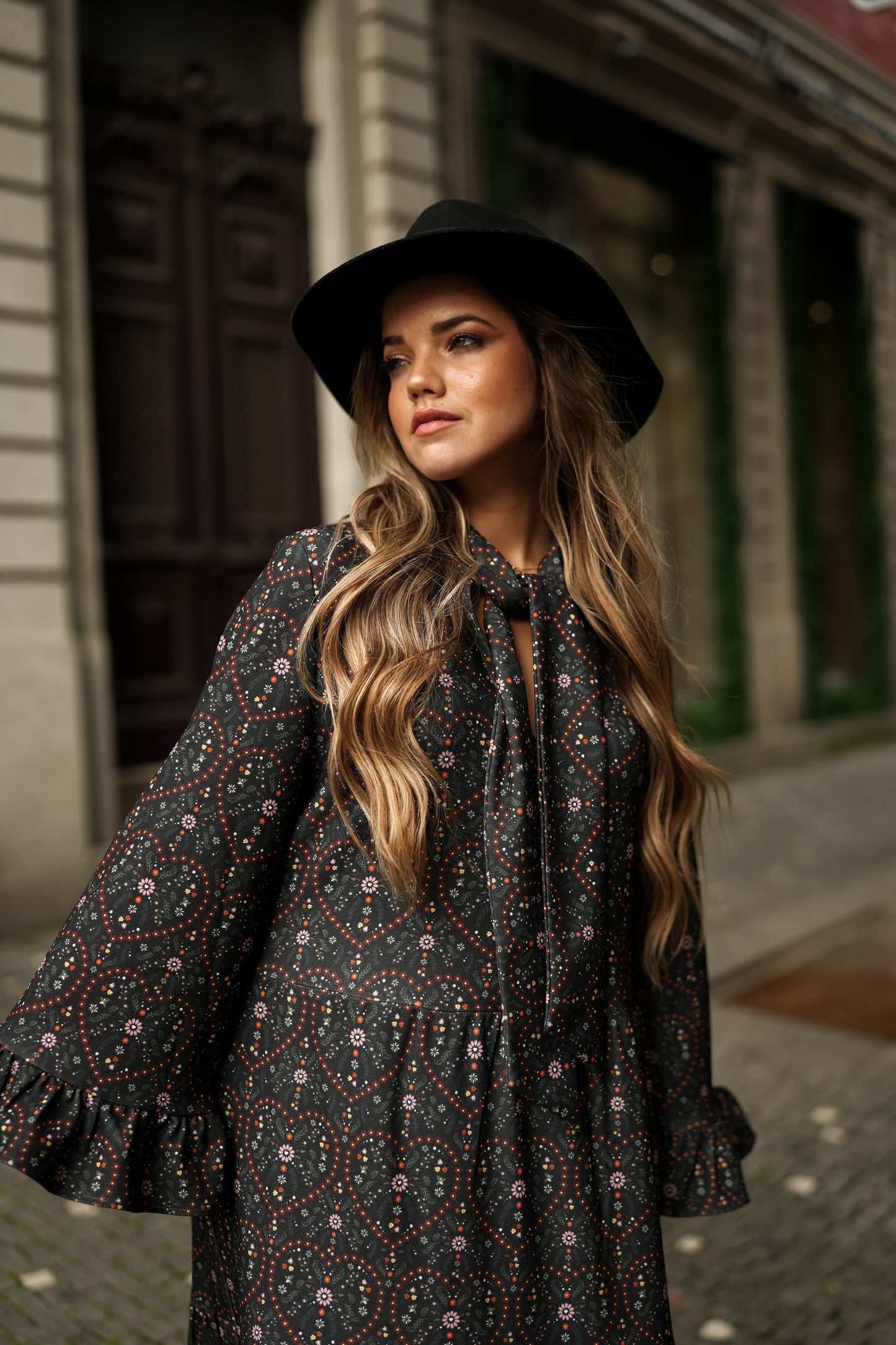 Vestido com laço no decote