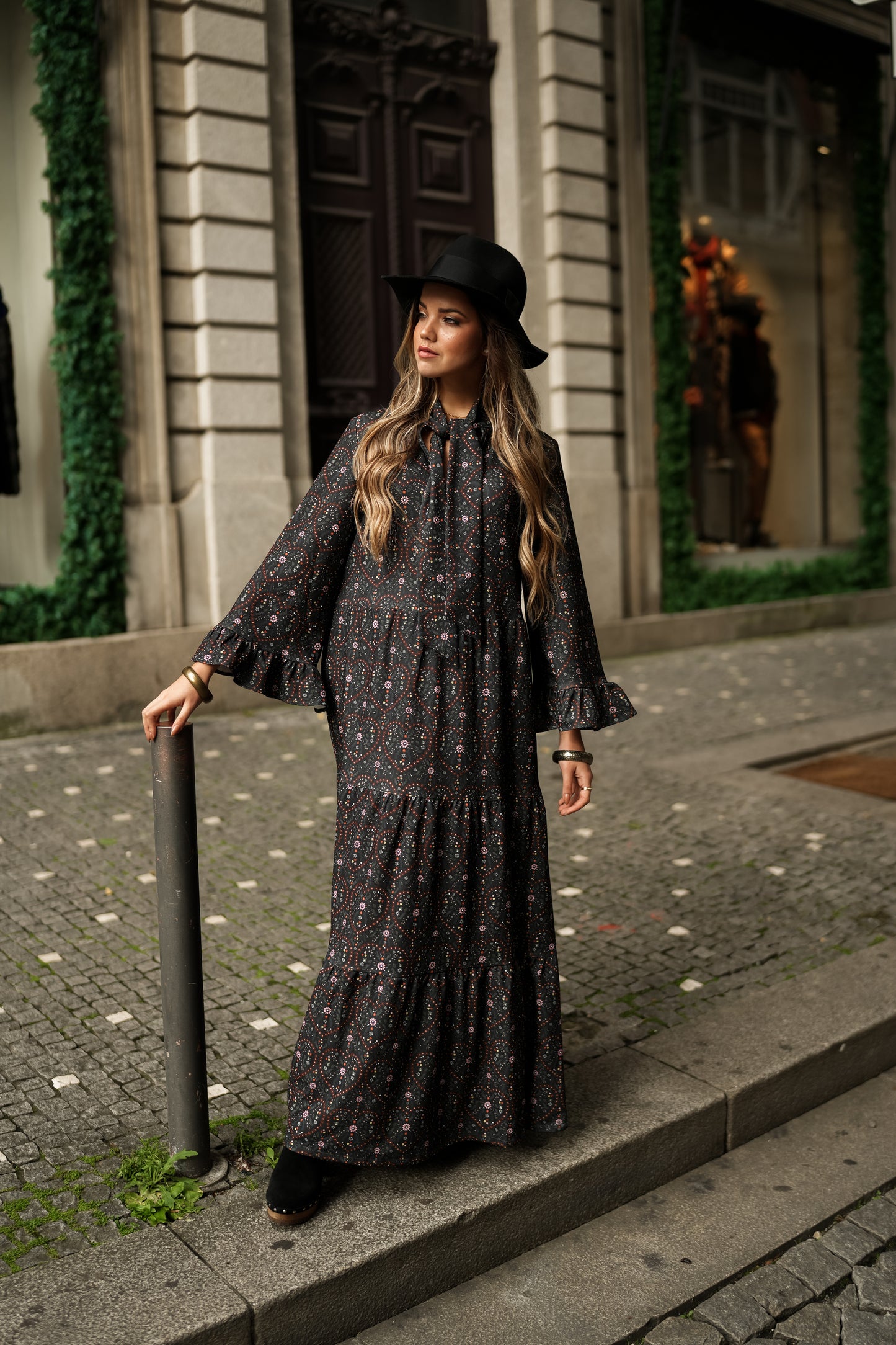 Vestido com laço no decote