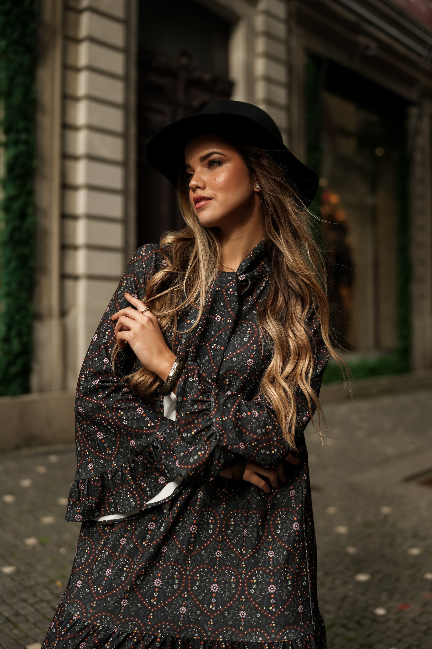 Vestido com laço no decote