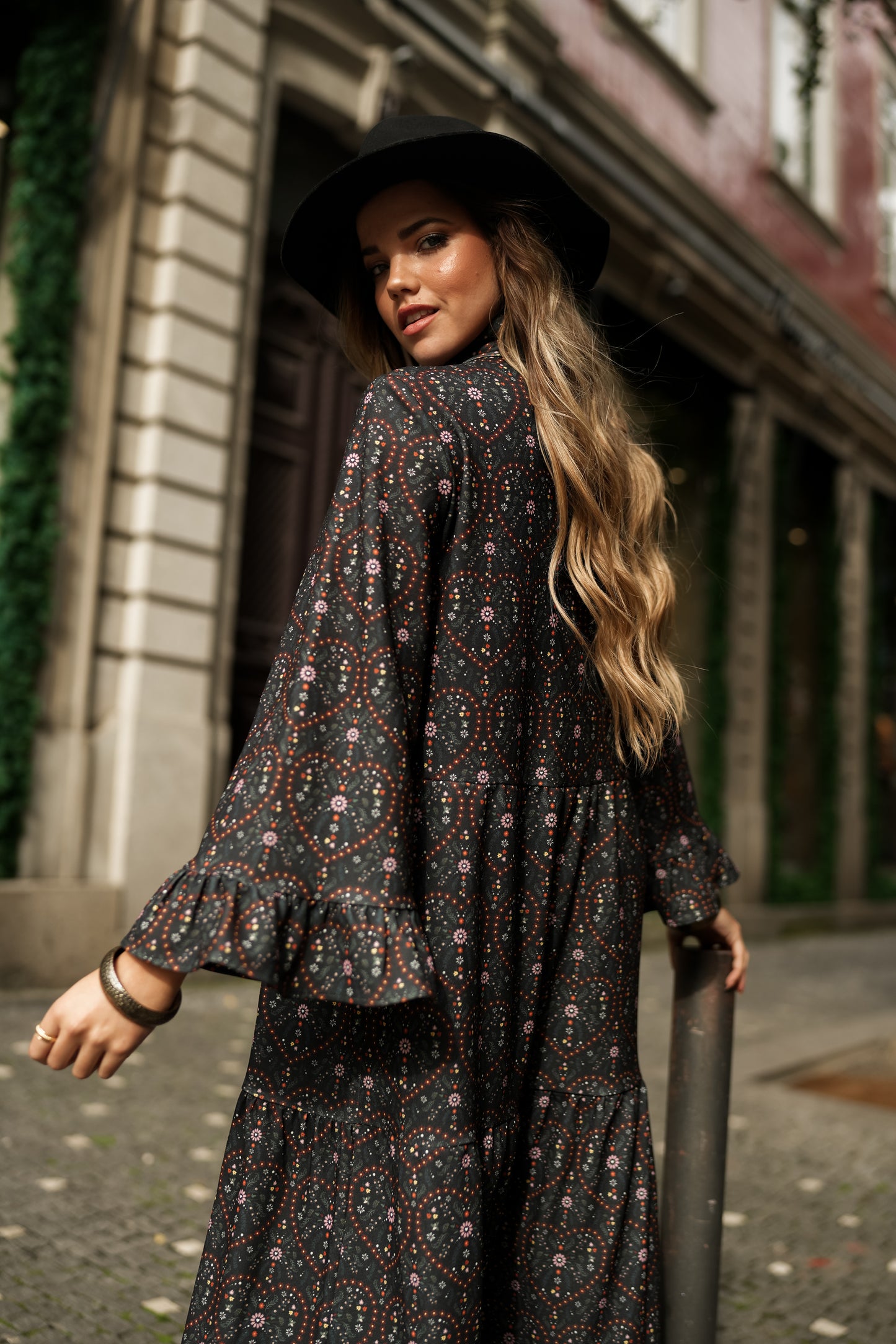 Vestido com laço no decote
