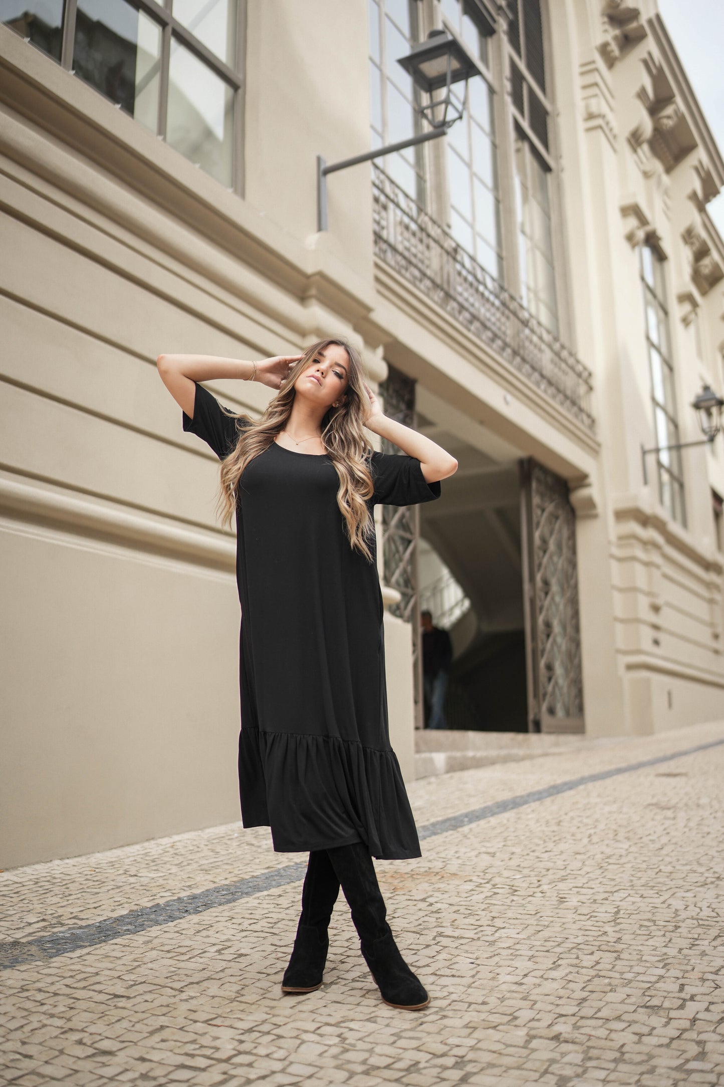 Vestido midi com folho