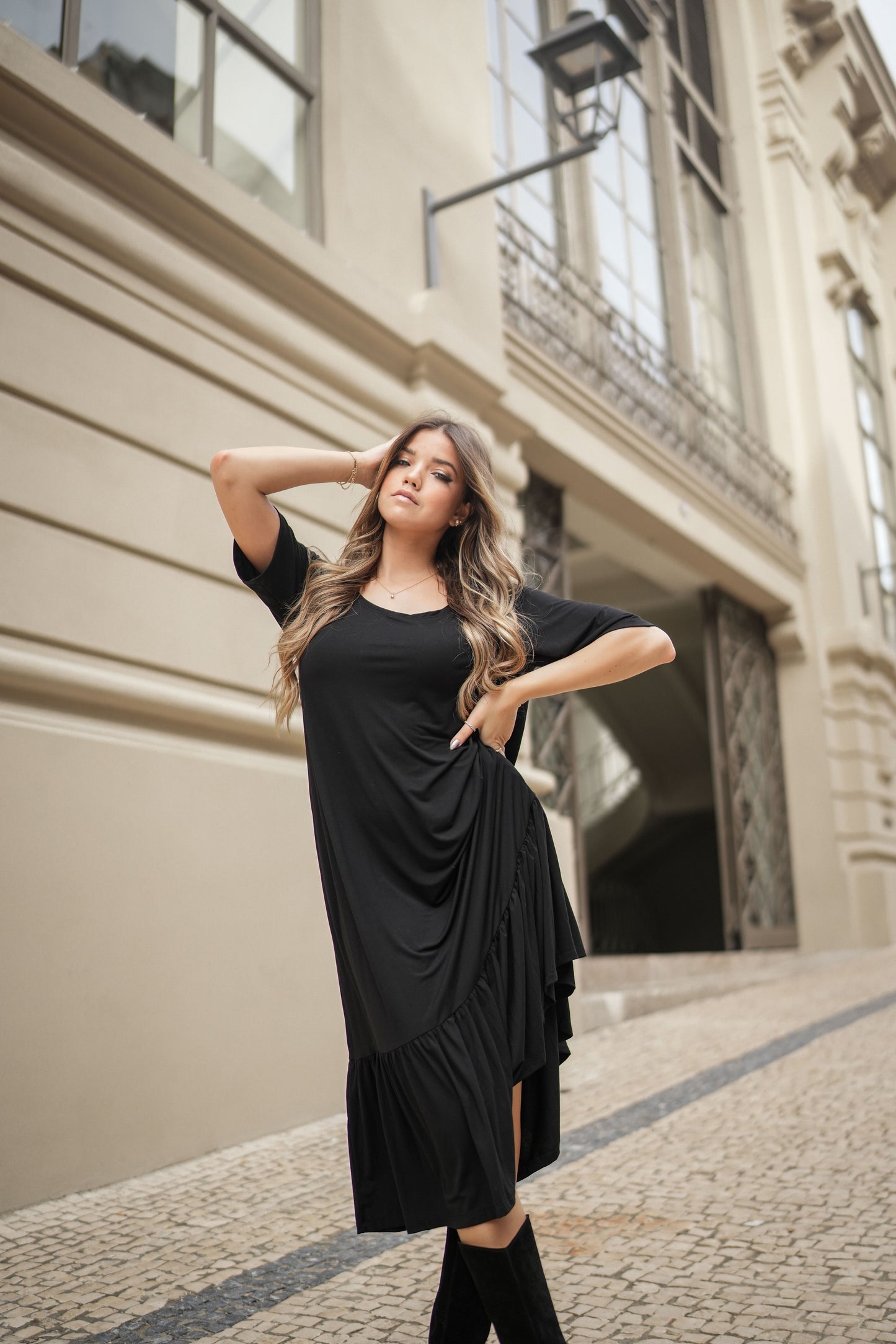 Vestido midi com folho