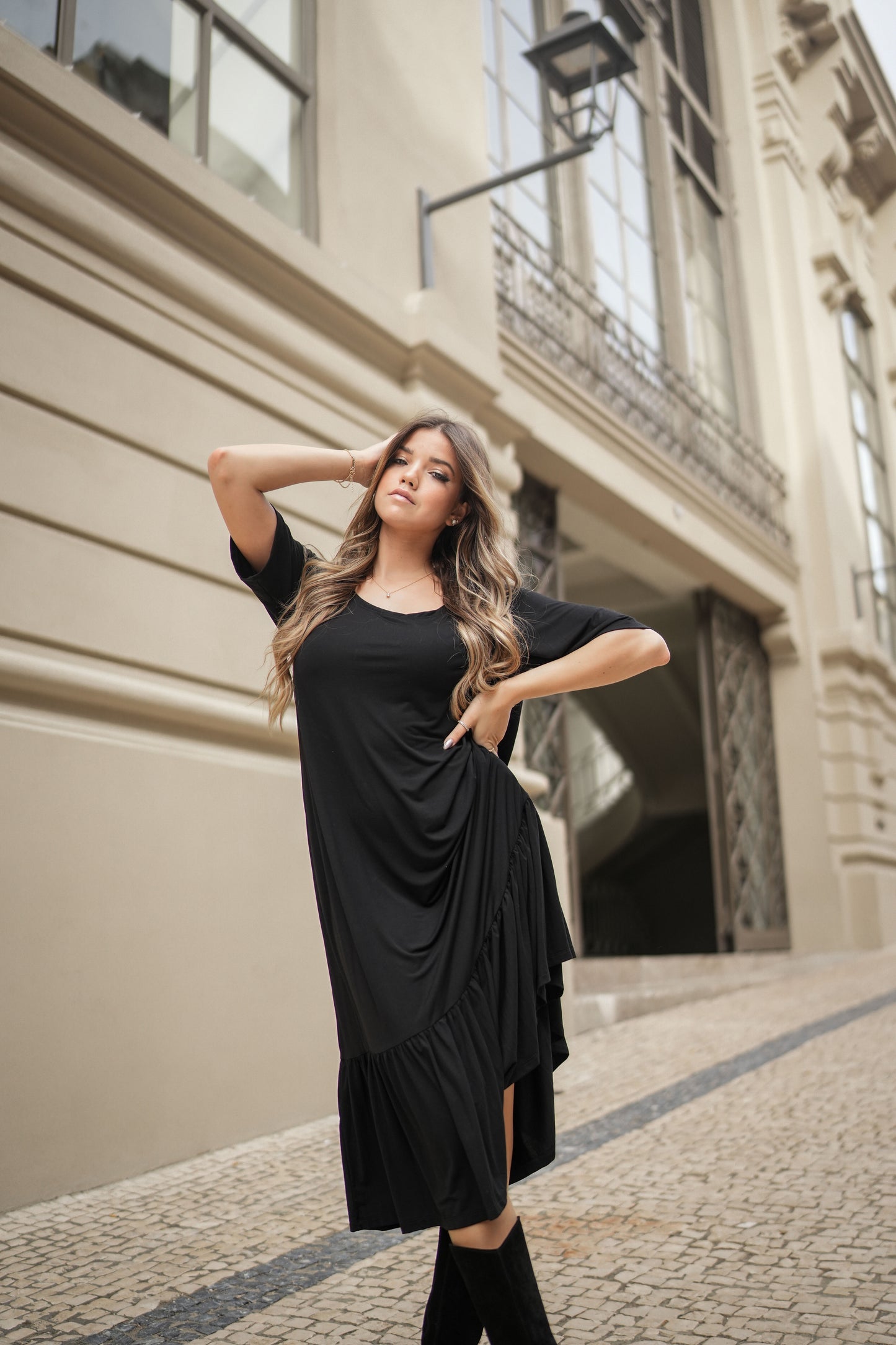 Vestido midi com folho