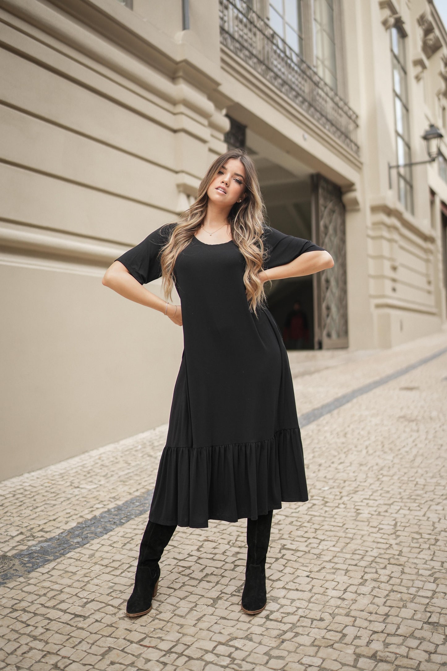 Vestido midi com folho