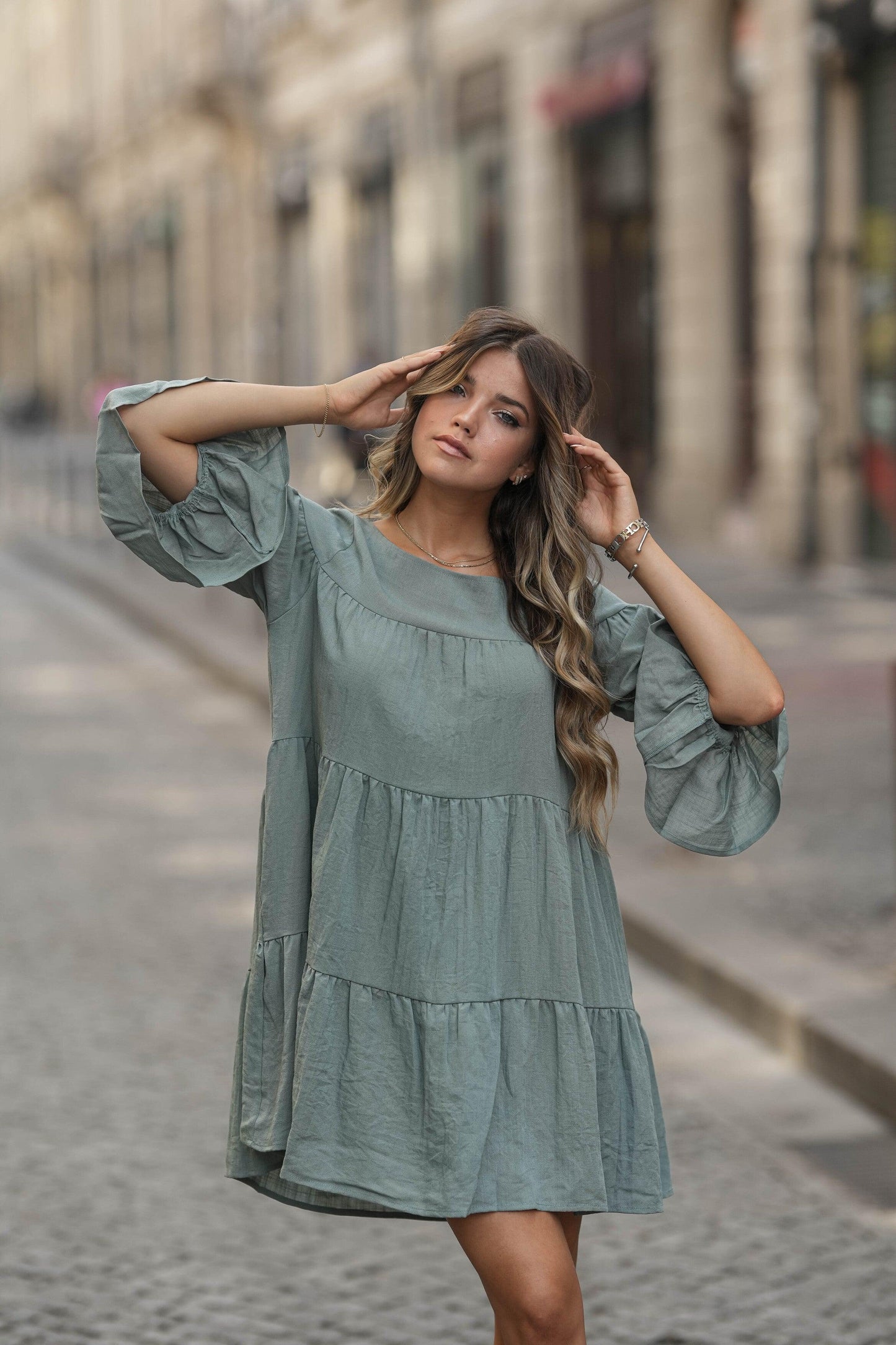 Vestido curto com folhos
