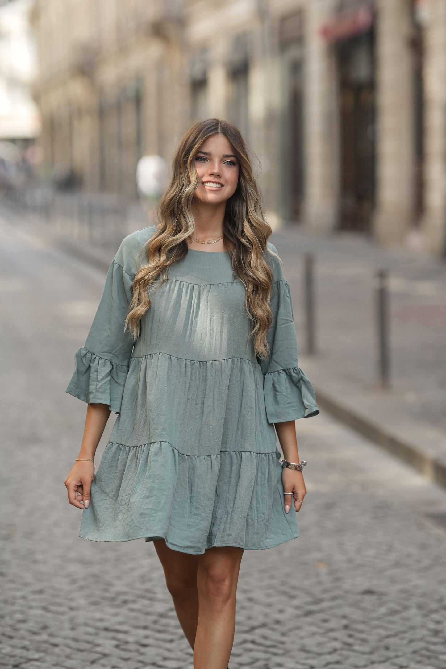Vestido curto com folhos