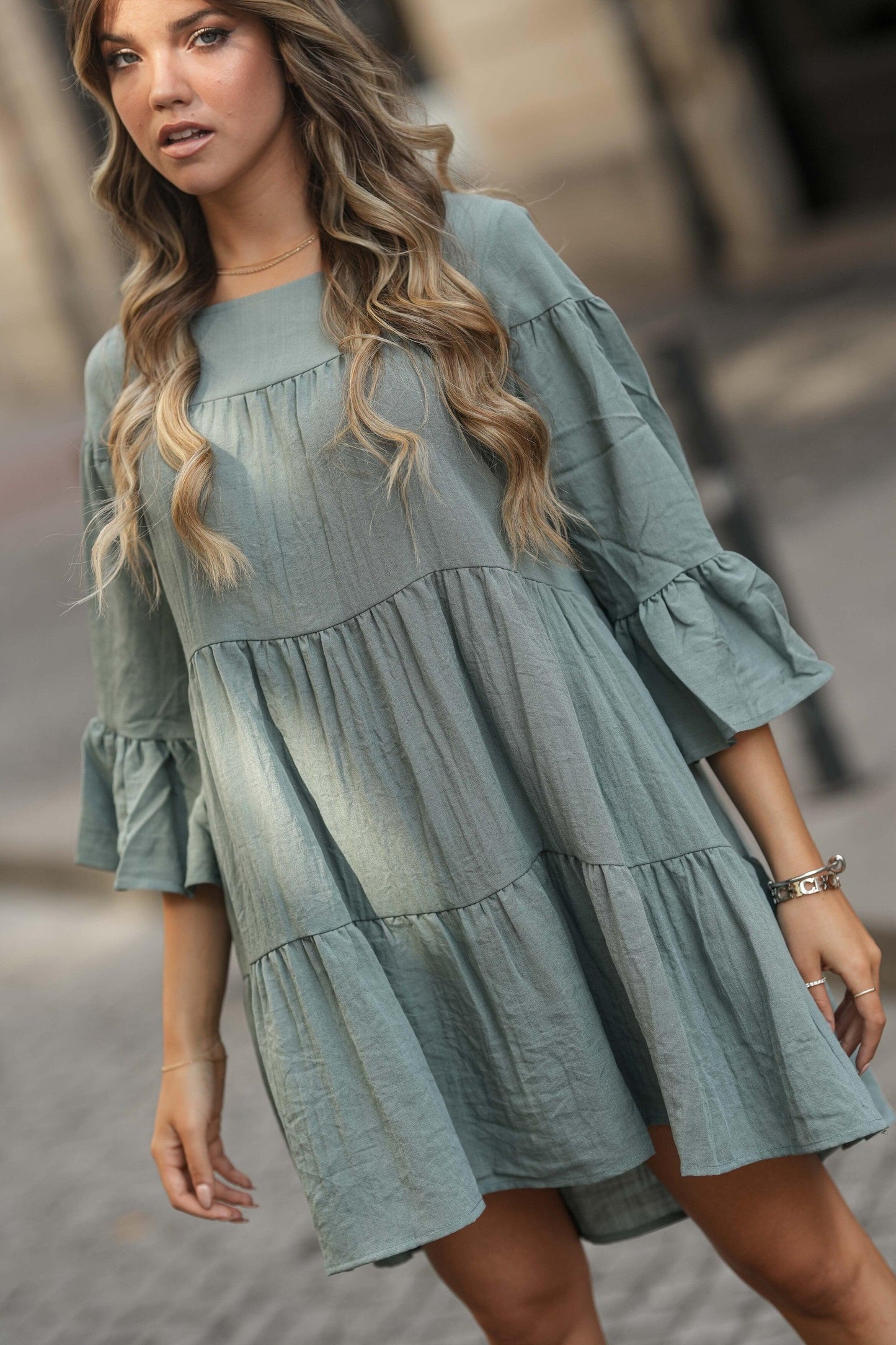 Vestido curto com folhos