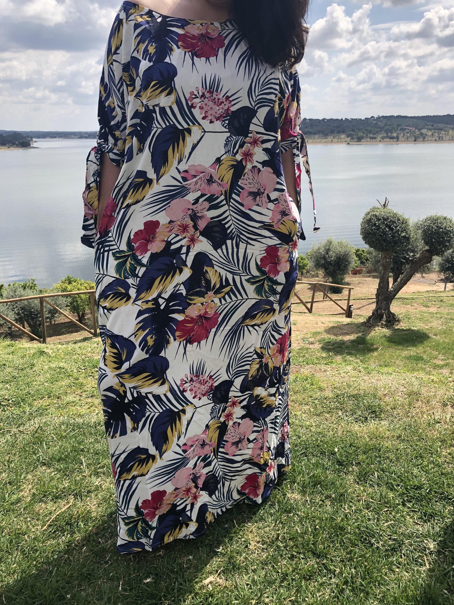 Robe avec nœuds sur la manche