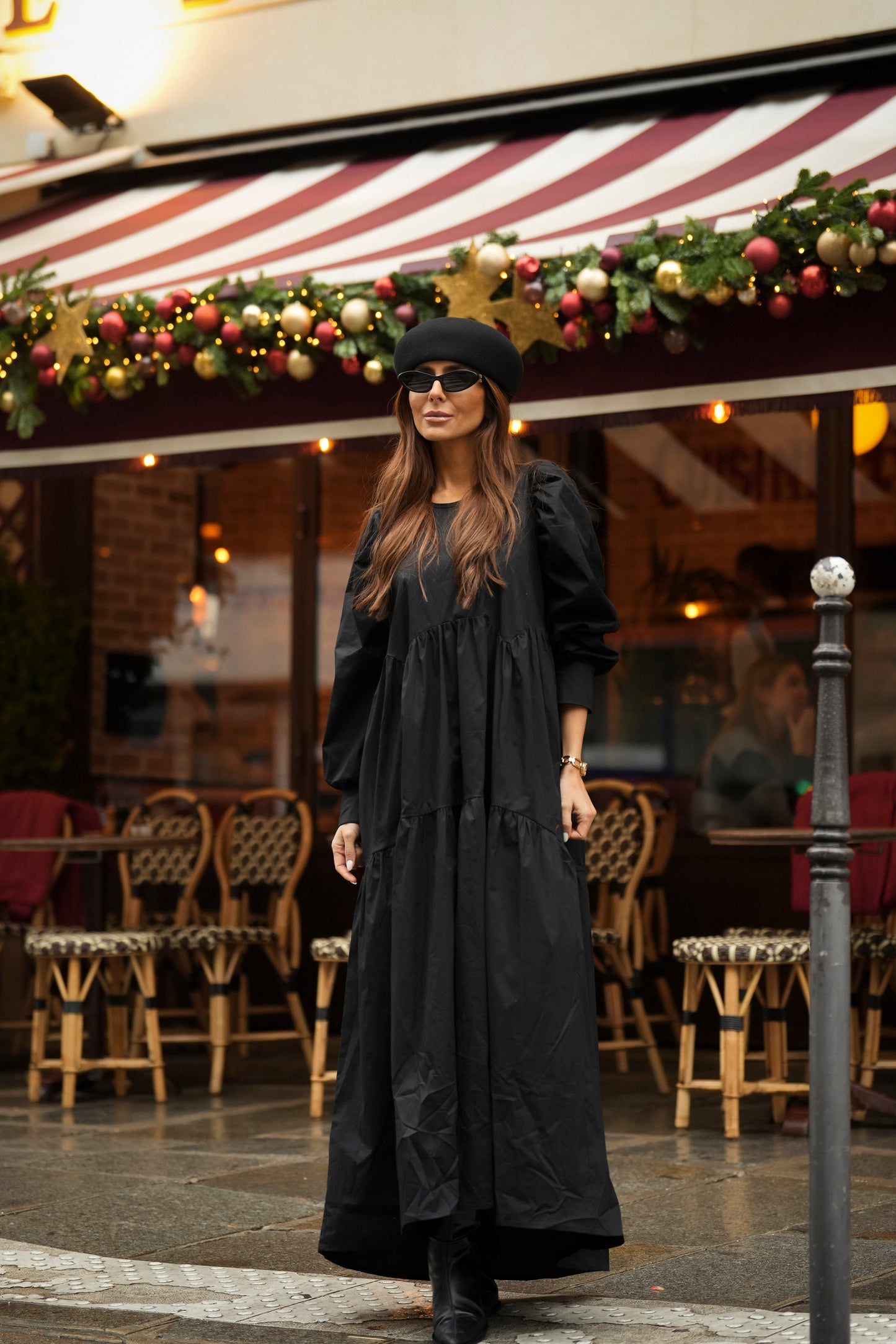 Vestido comprido com folho em preto