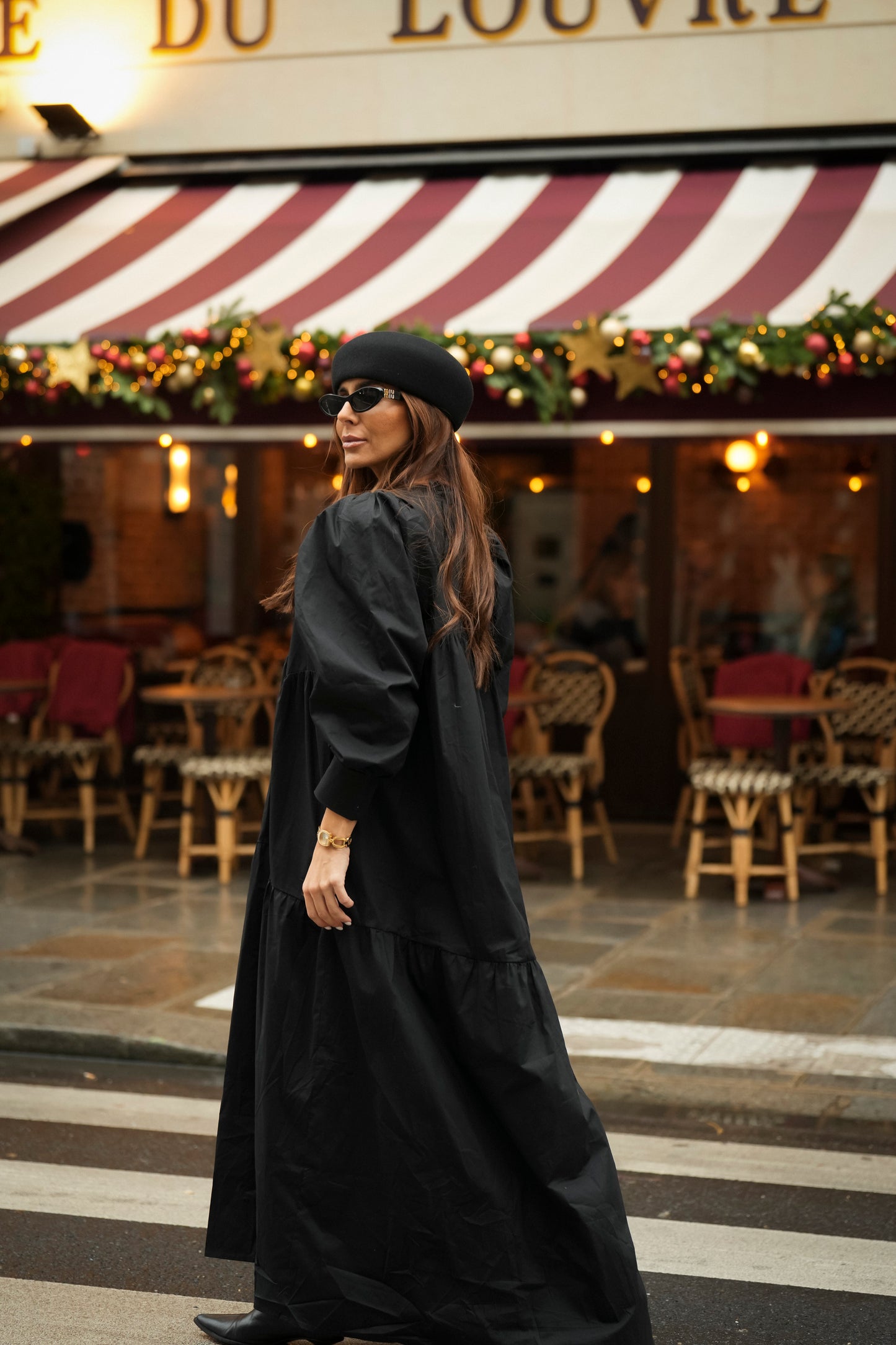 Vestido comprido com folho em preto