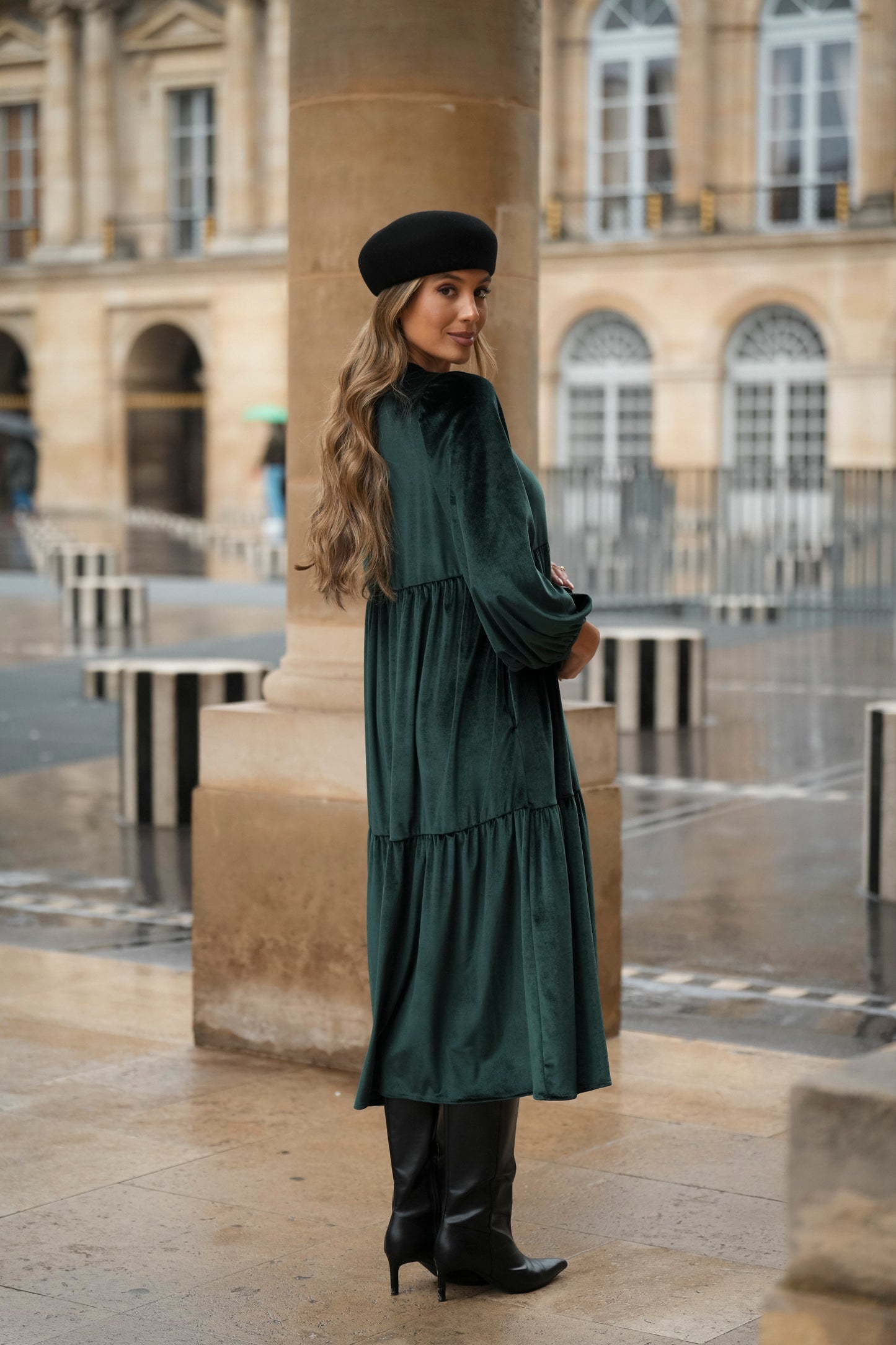 Vestido comprido com folhos em veludo