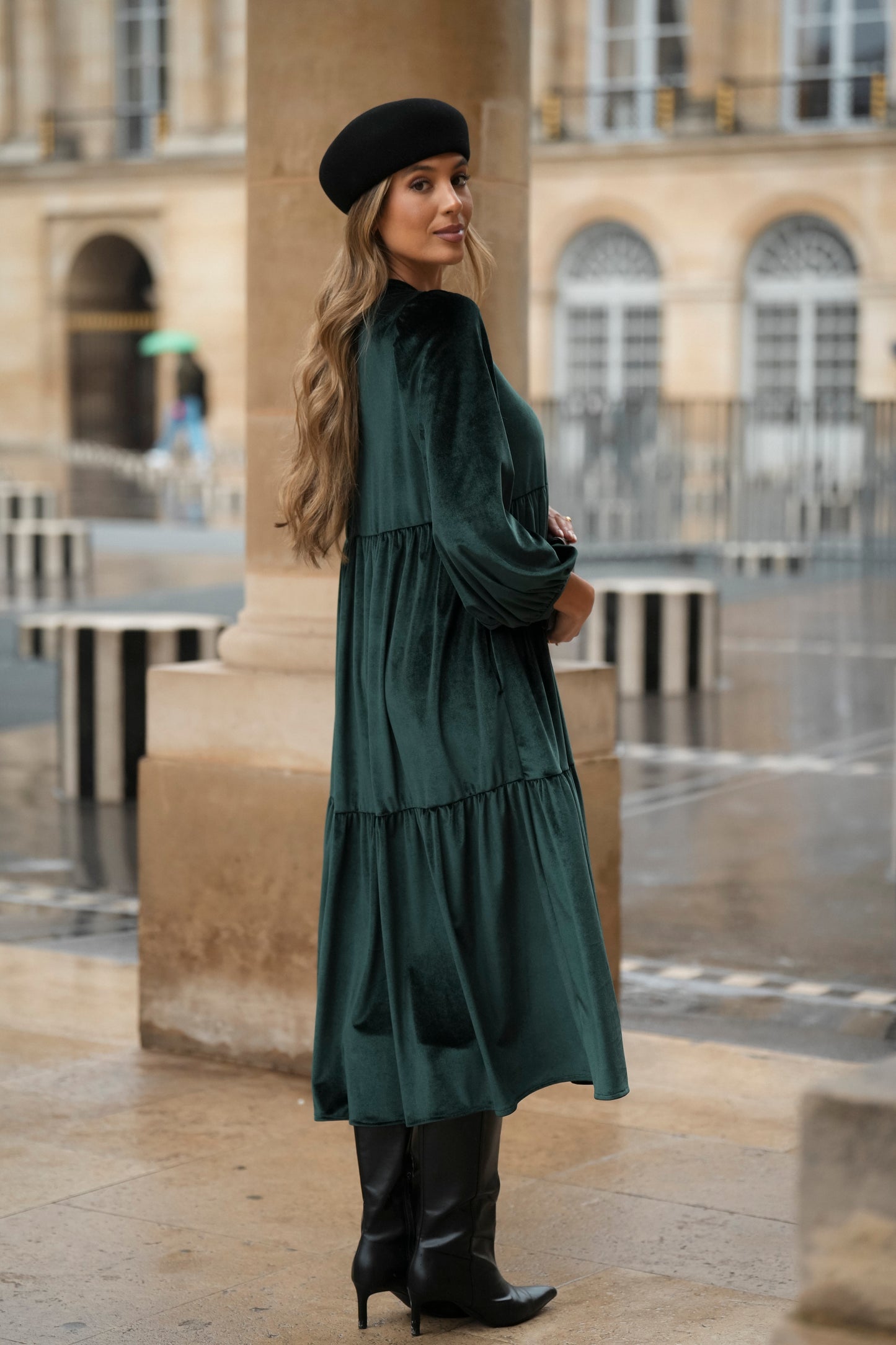 Vestido comprido com folhos em veludo