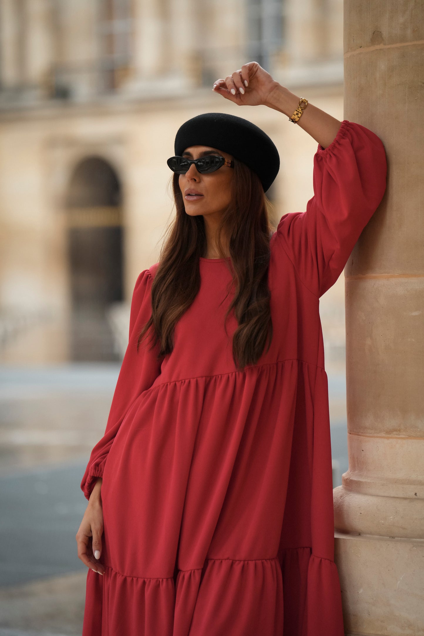 Vestido comprido com folhos em vermelho