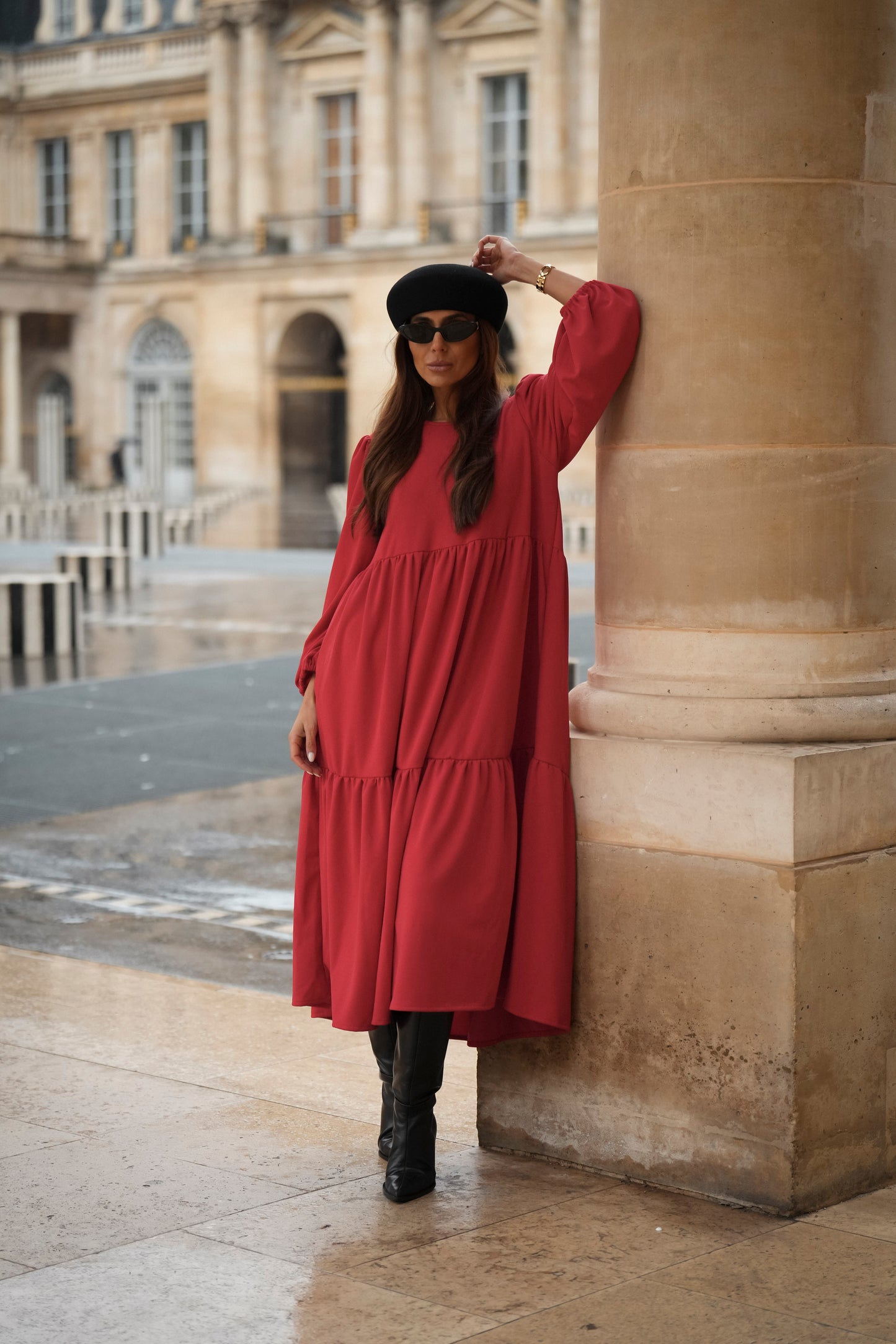 Vestido comprido com folhos em vermelho