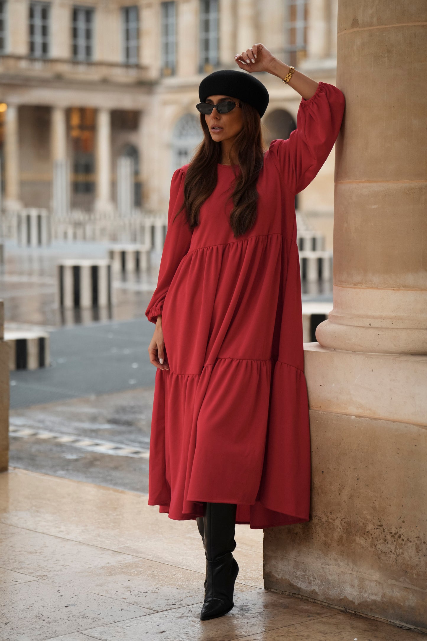 Vestido comprido com folhos em vermelho