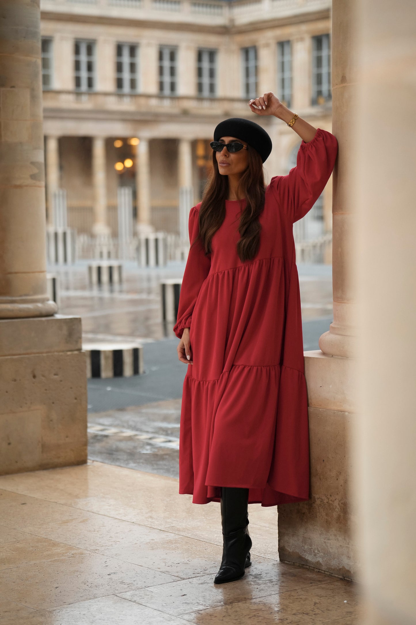 Vestido comprido com folhos em vermelho