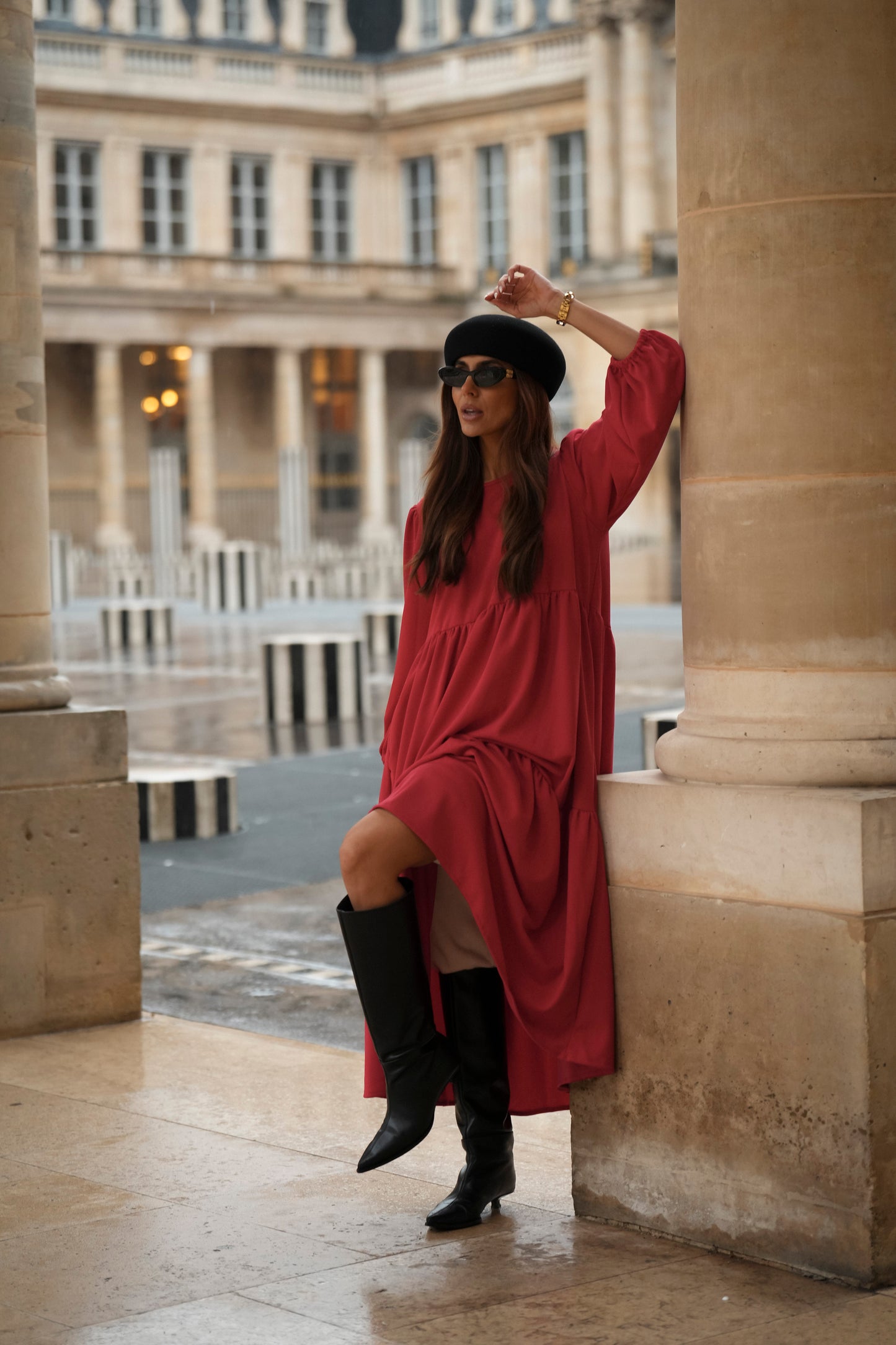 Vestido comprido com folhos em vermelho