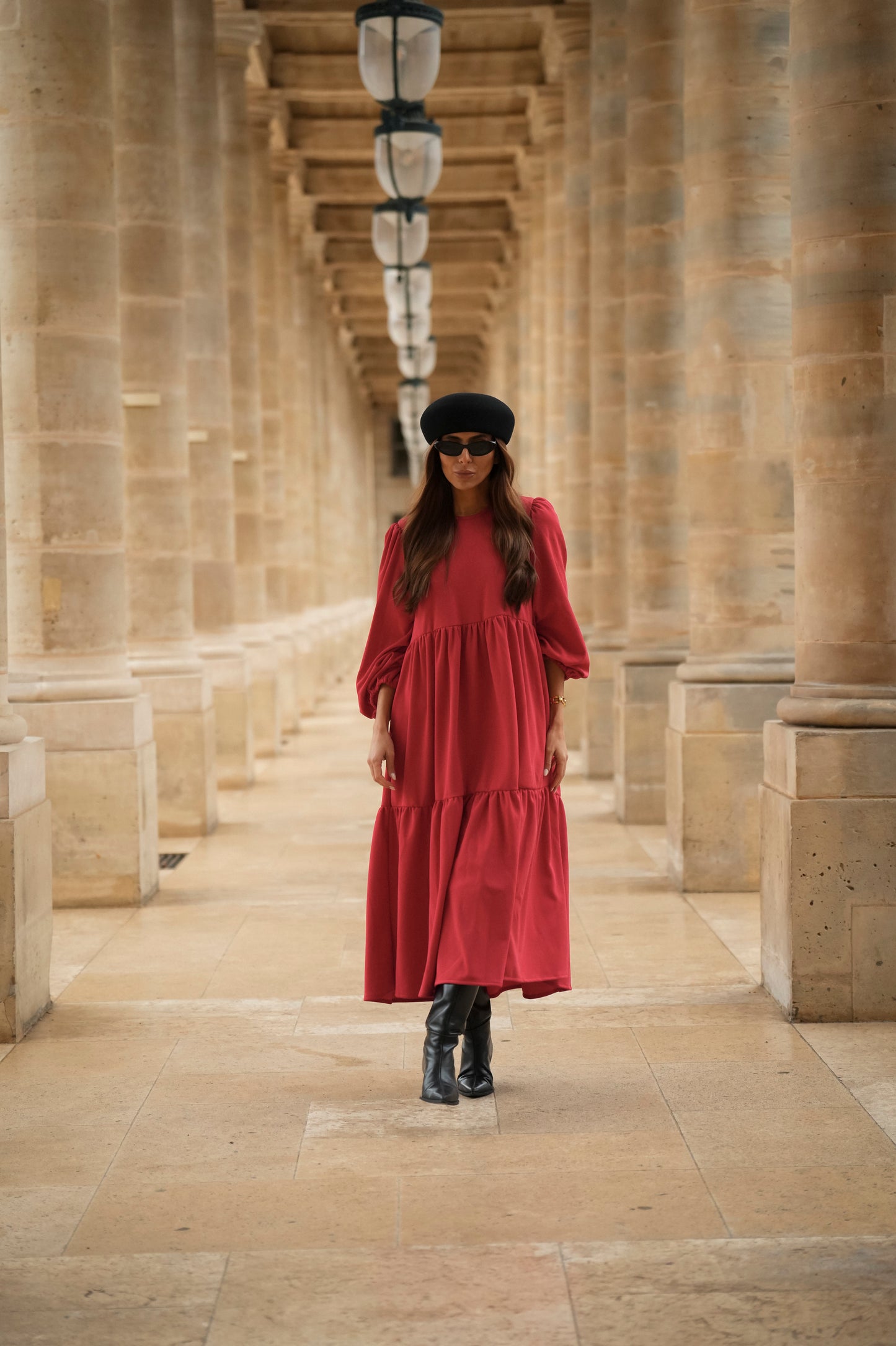 Vestido comprido com folhos em vermelho