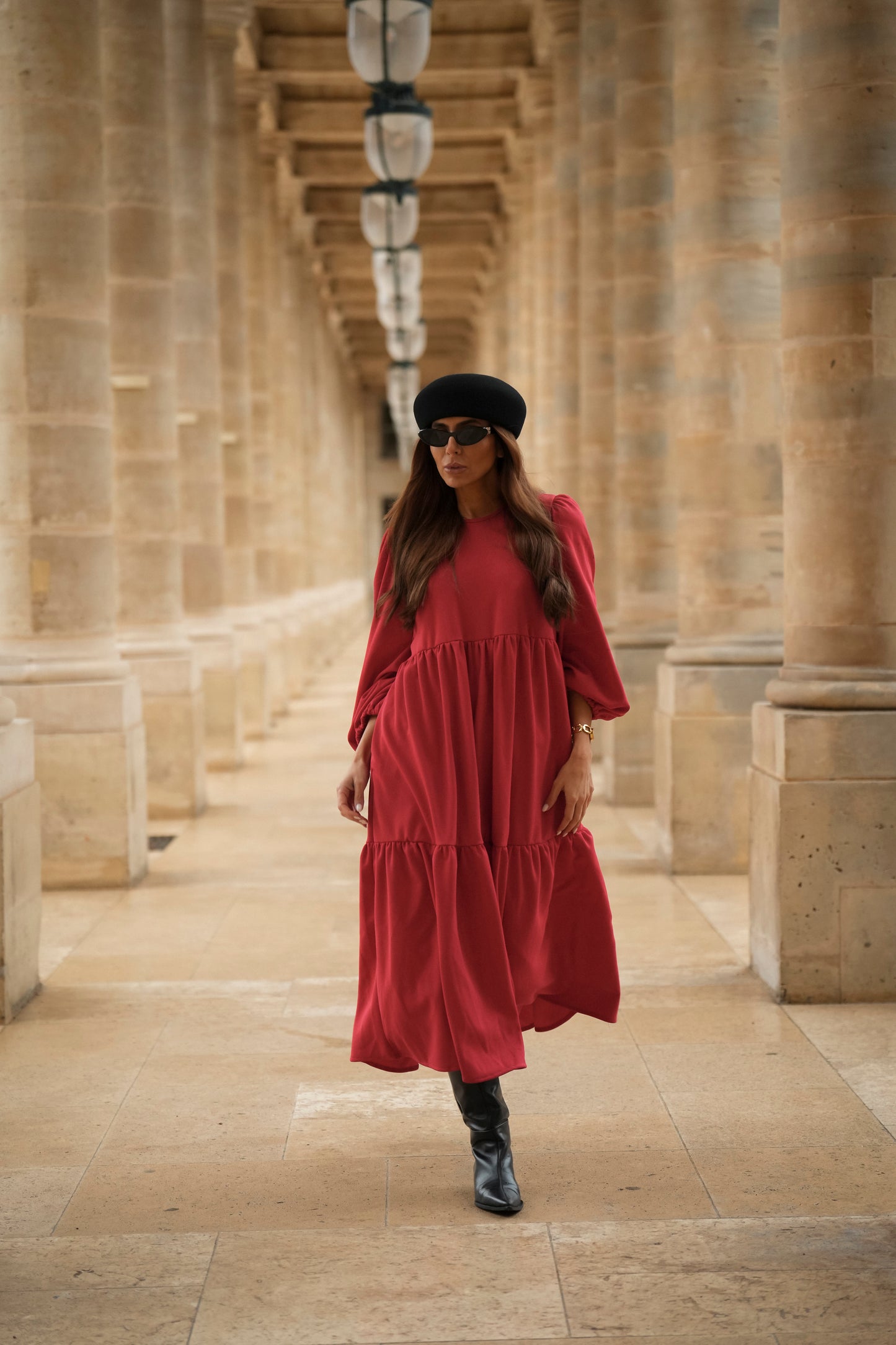 Vestido comprido com folhos em vermelho