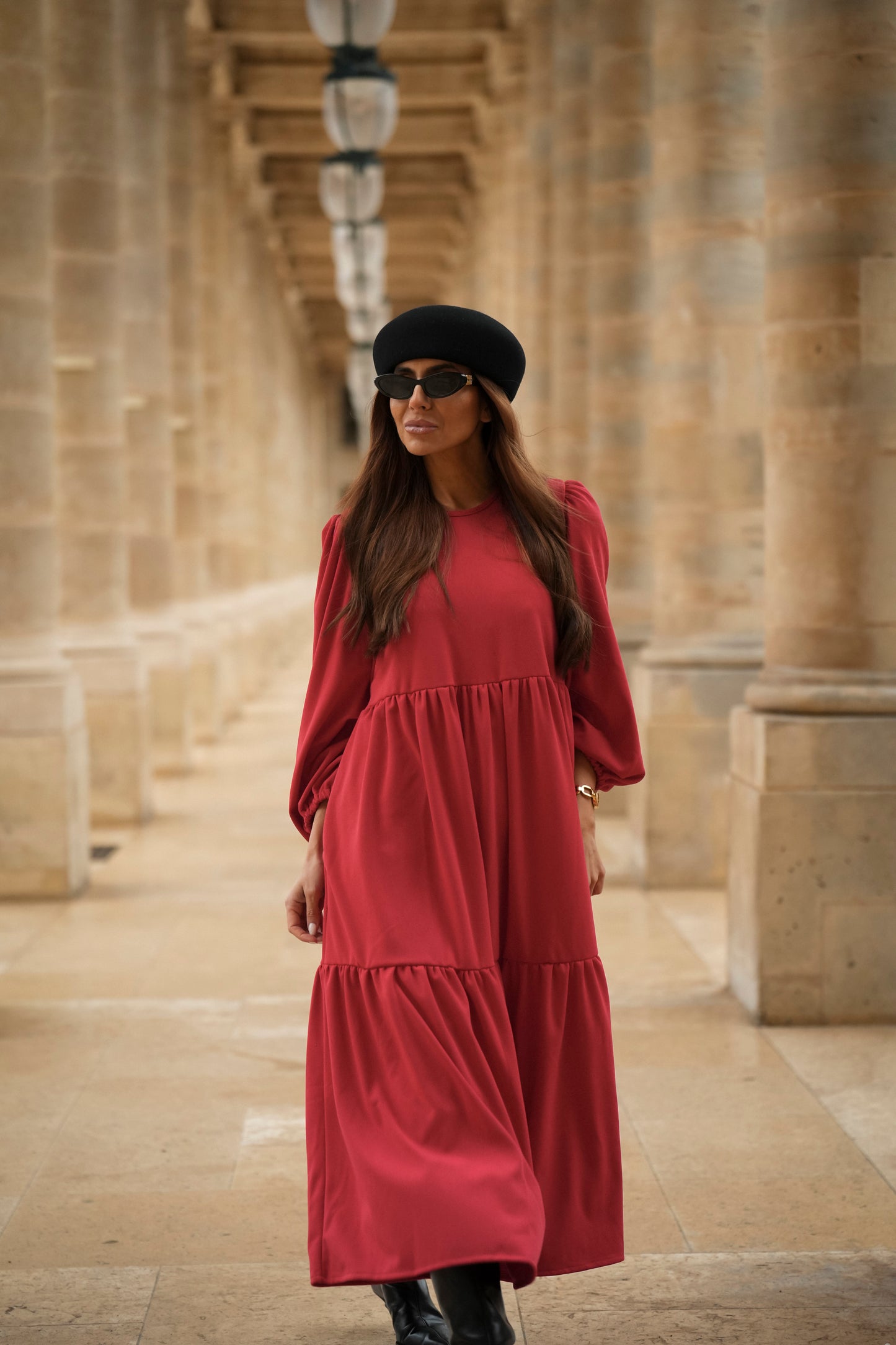 Vestido comprido com folhos em vermelho