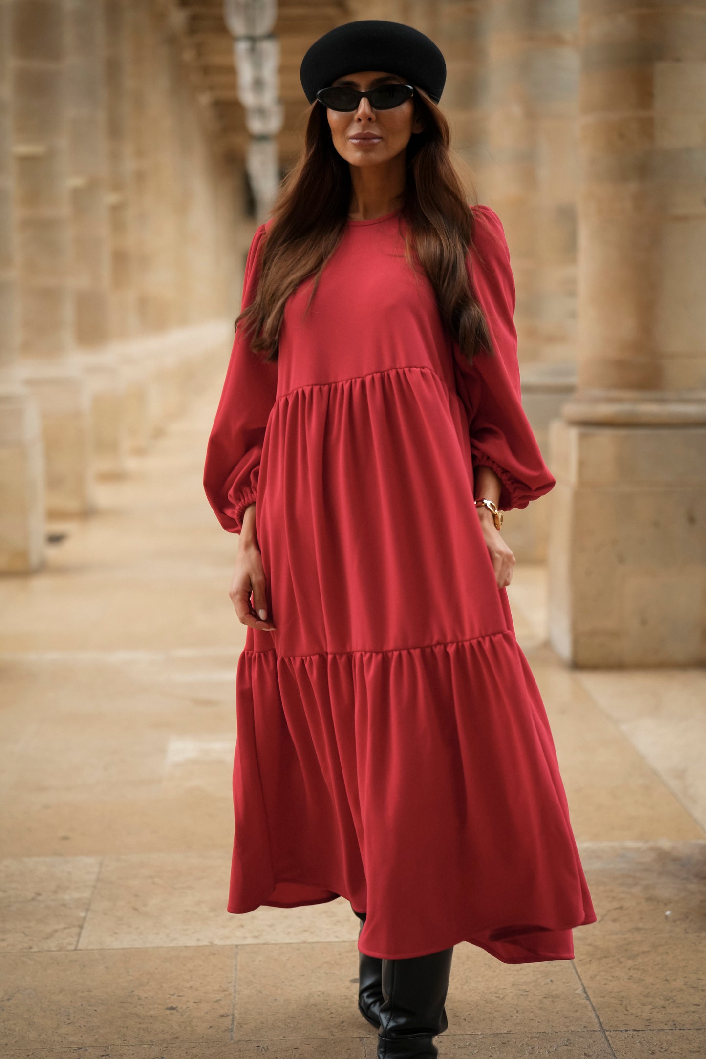 Vestido comprido com folhos em vermelho