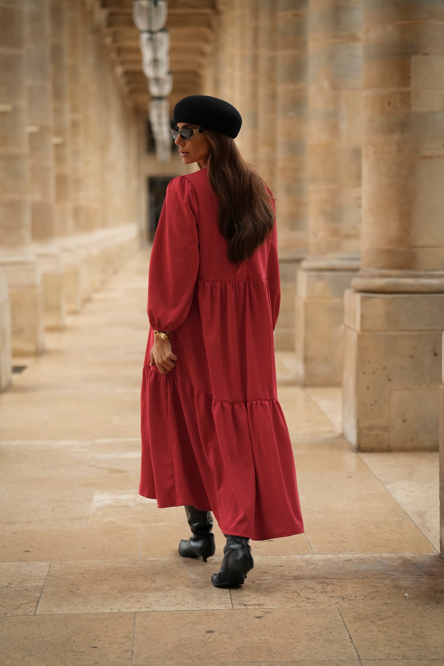 Vestido comprido com folhos em vermelho