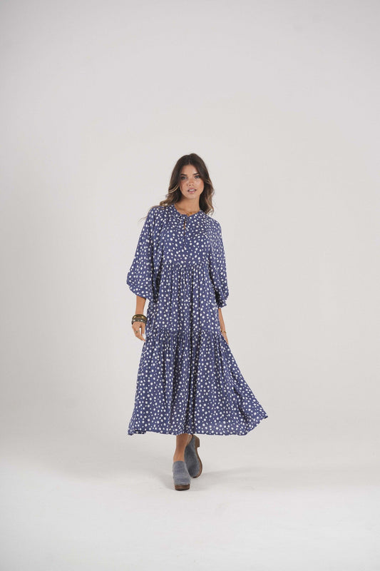 Vestido largo con estampado de lunares.