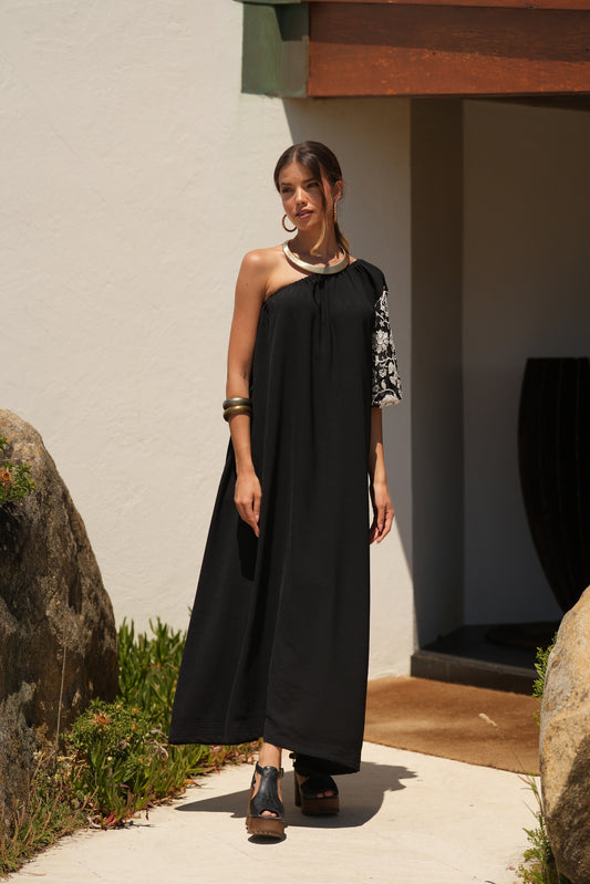 Vestido comprido preto com manga bordada