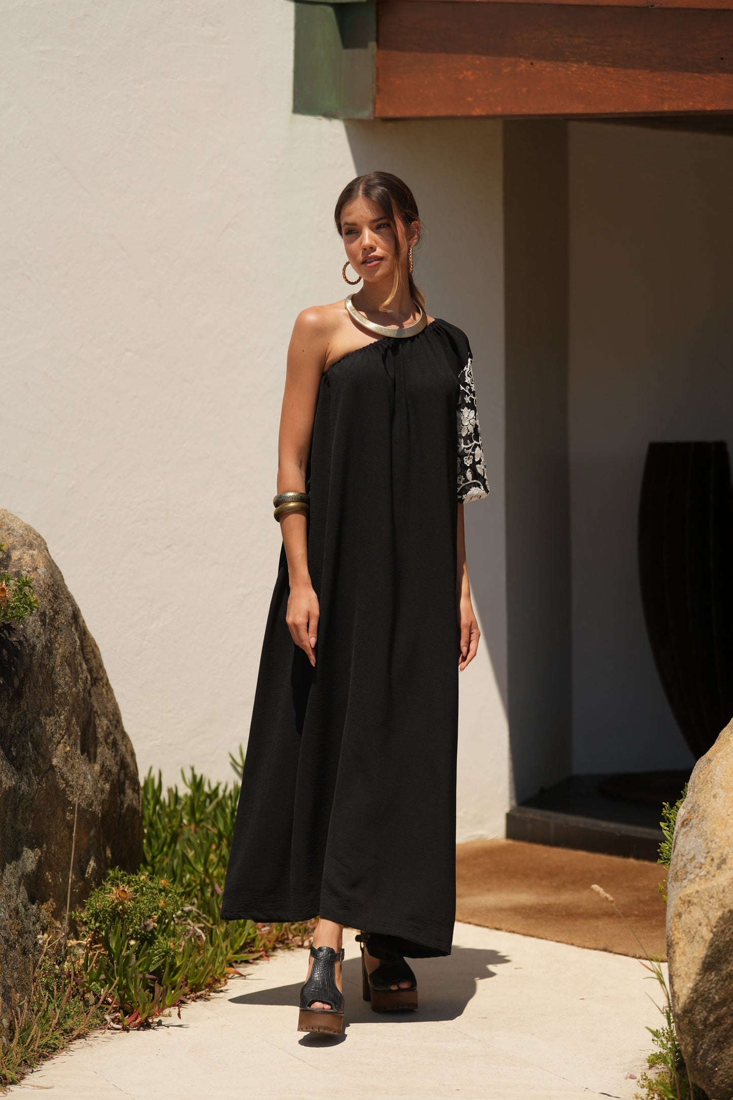 Vestido comprido preto com manga bordada