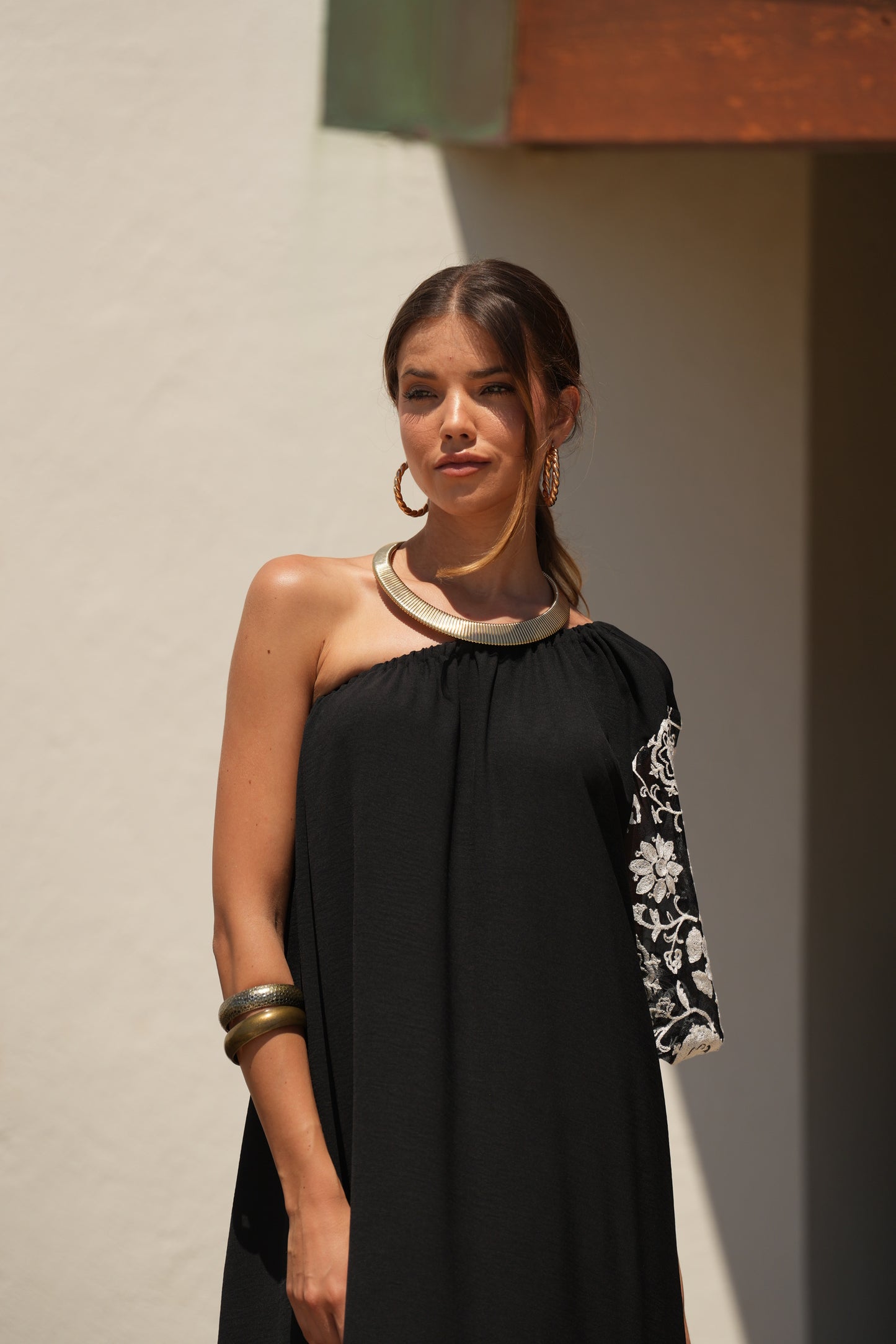 Vestido comprido preto com manga bordada