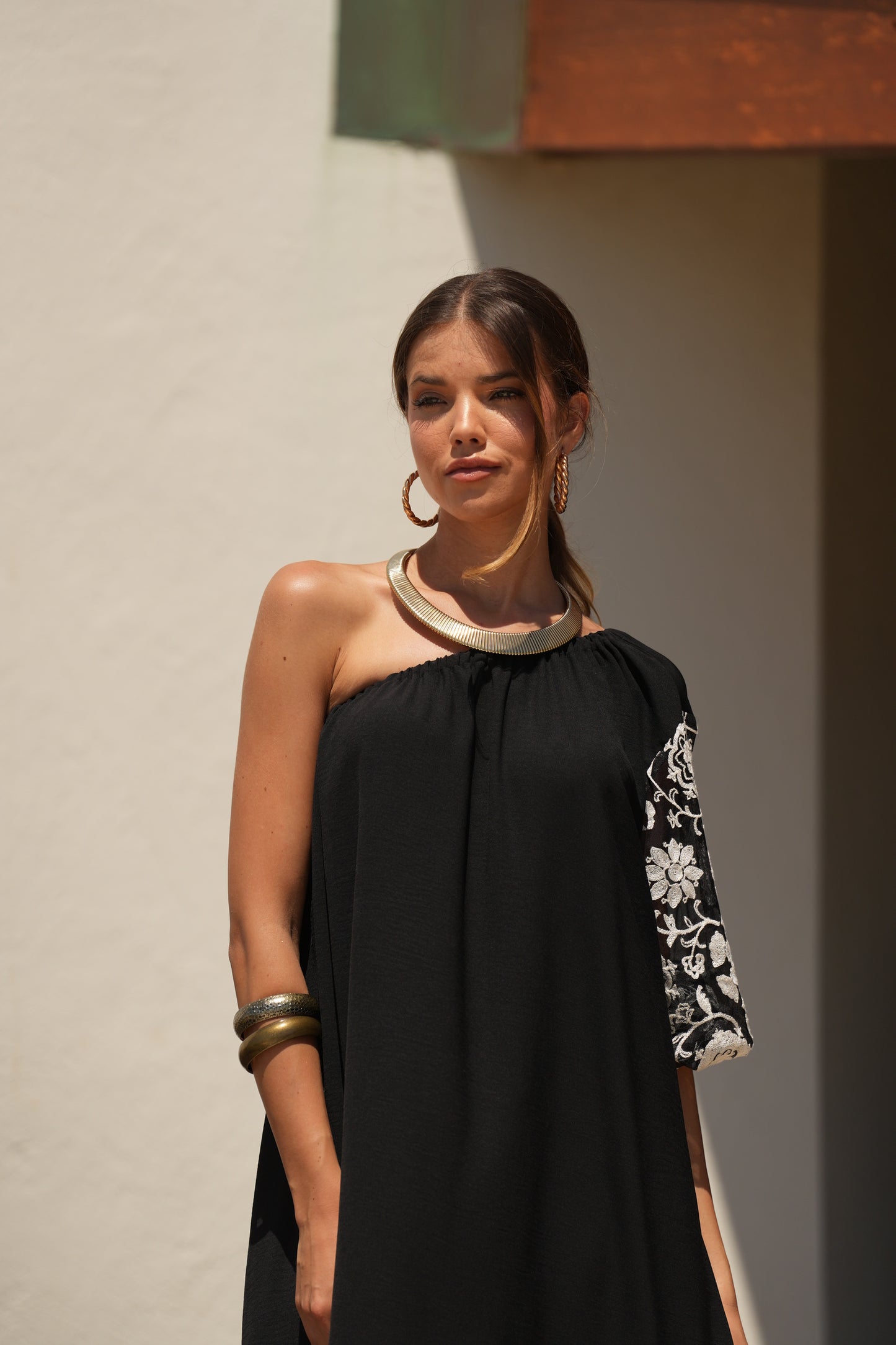 Vestido comprido preto com manga bordada