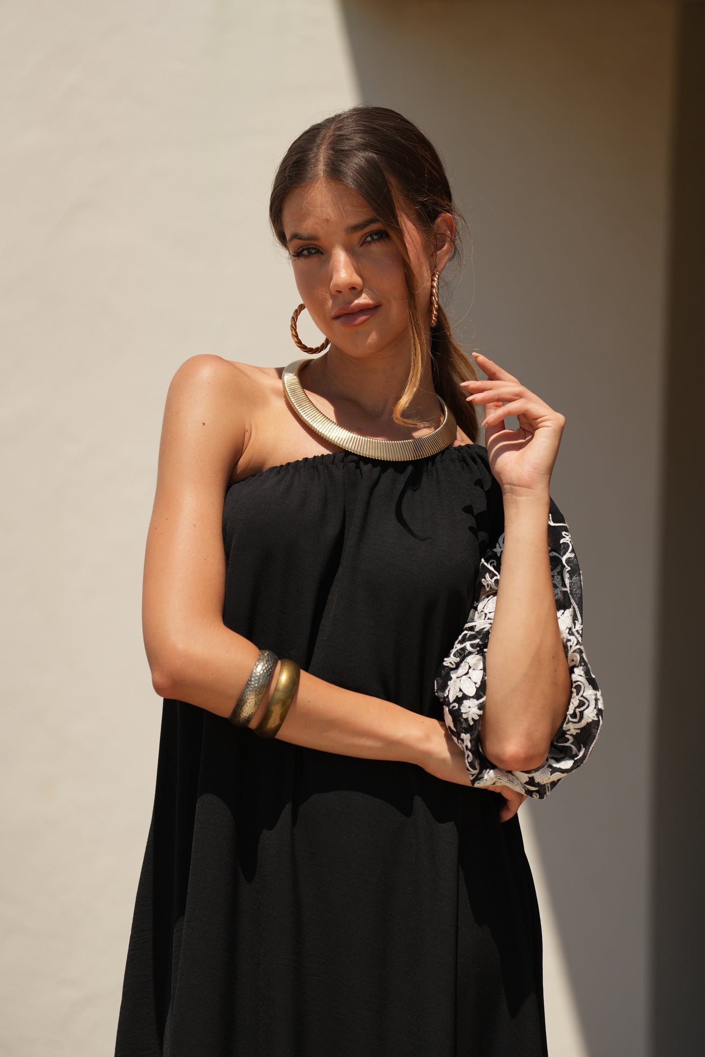 Vestido comprido preto com manga bordada