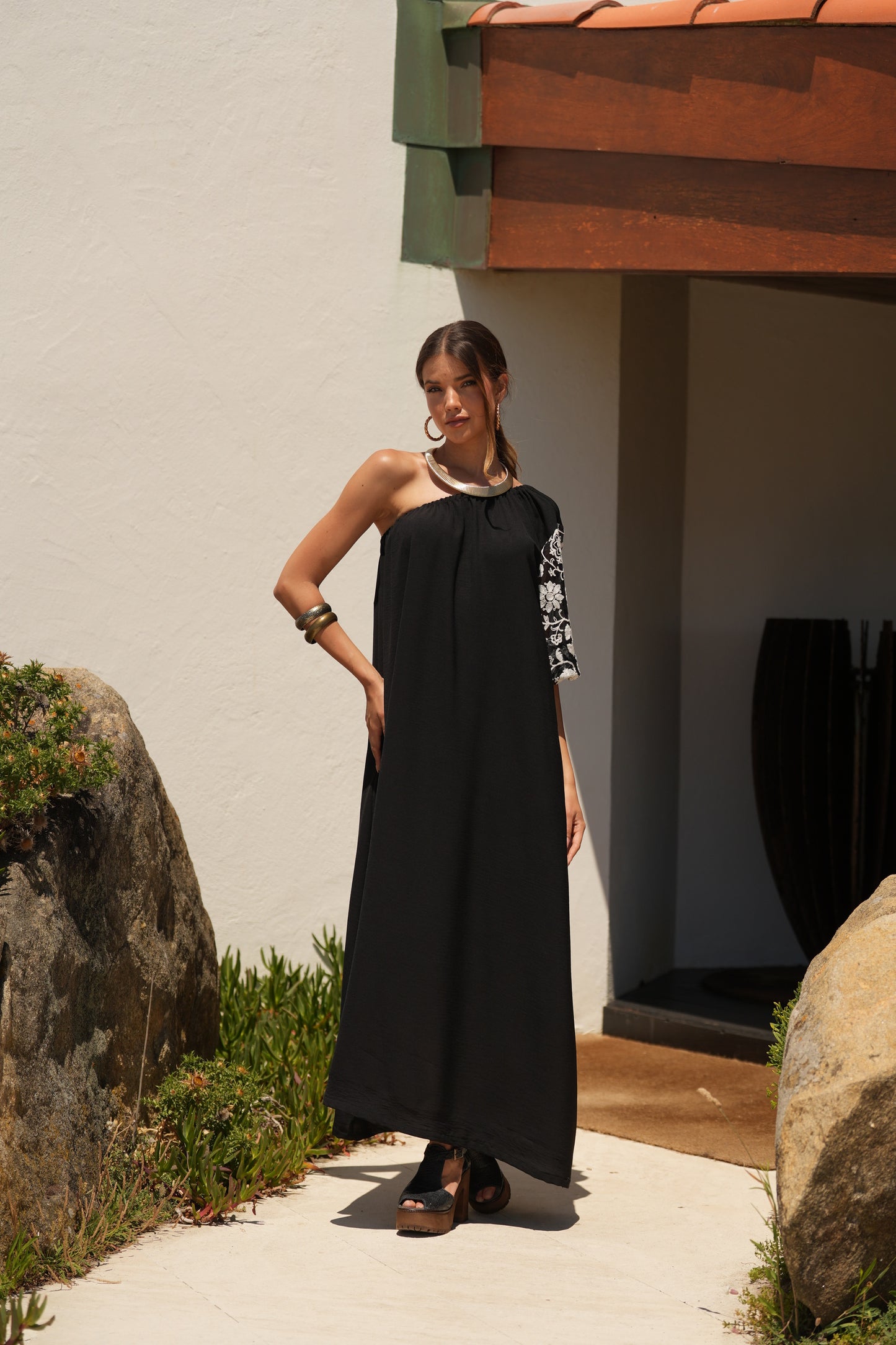 Vestido comprido preto com manga bordada