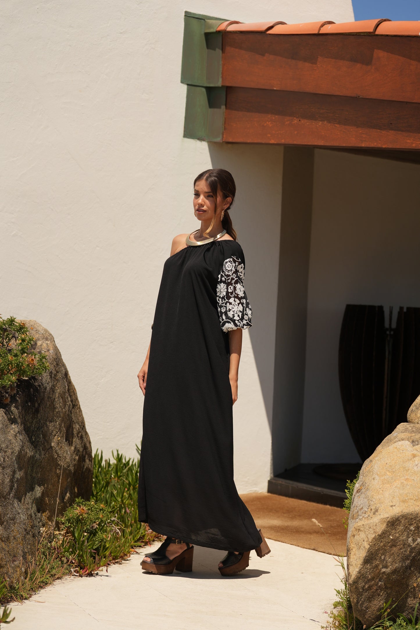 Vestido comprido preto com manga bordada